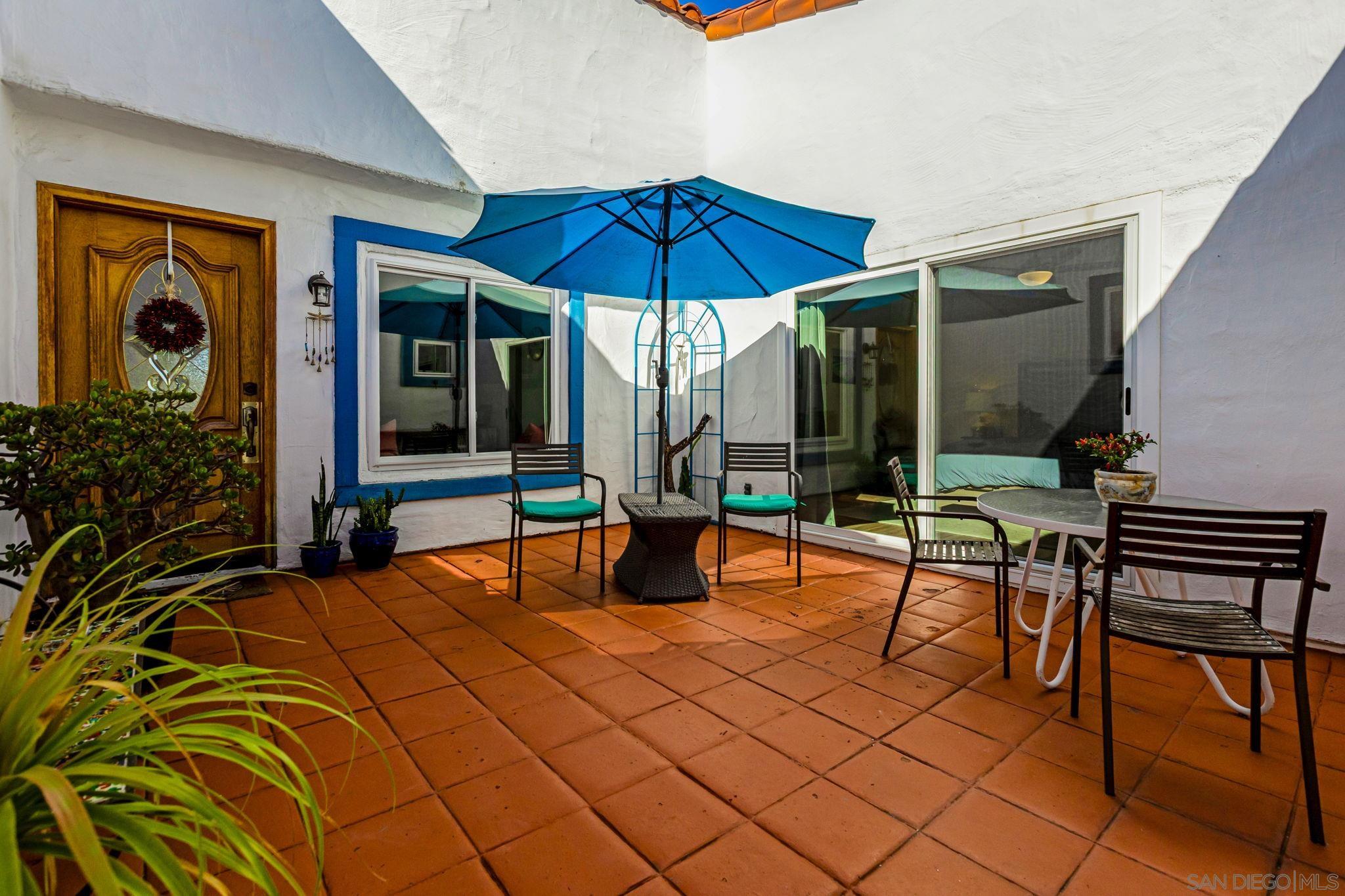 Detail Gallery Image 2 of 21 For 2045  Bolsa Chica Gln, Escondido,  CA 92026 - 3 Beds | 2 Baths