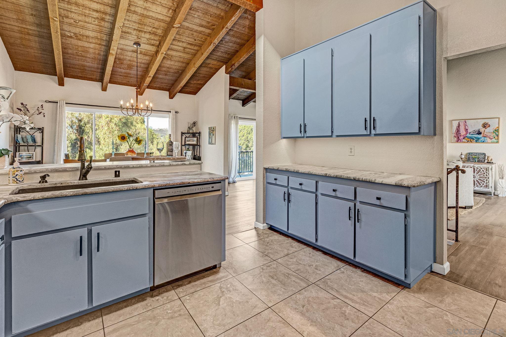 Detail Gallery Image 6 of 21 For 2045  Bolsa Chica Gln, Escondido,  CA 92026 - 3 Beds | 2 Baths