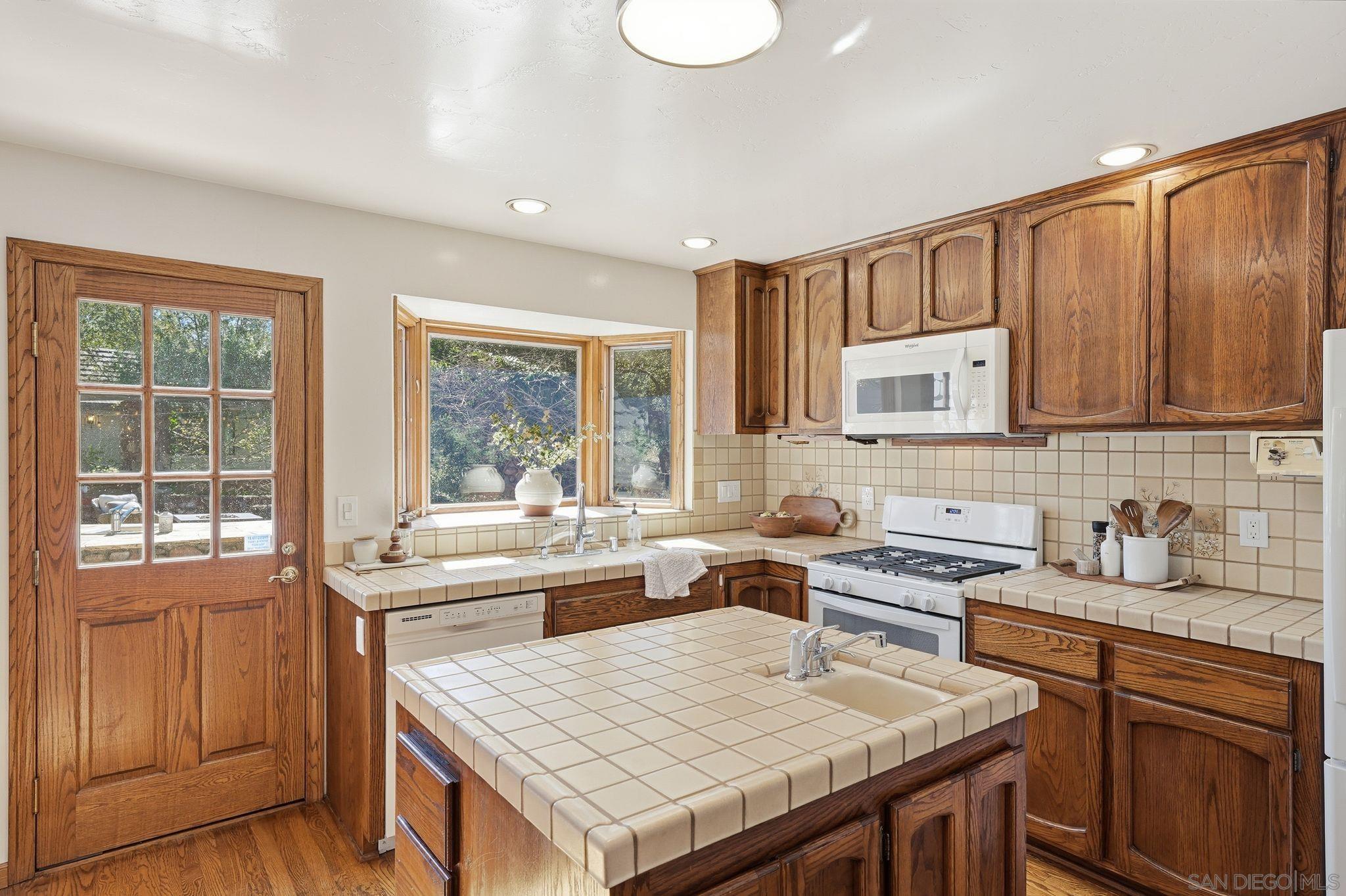 Detail Gallery Image 6 of 75 For 432  Arnold Way, Alpine,  CA 91901 - 5 Beds | 3 Baths