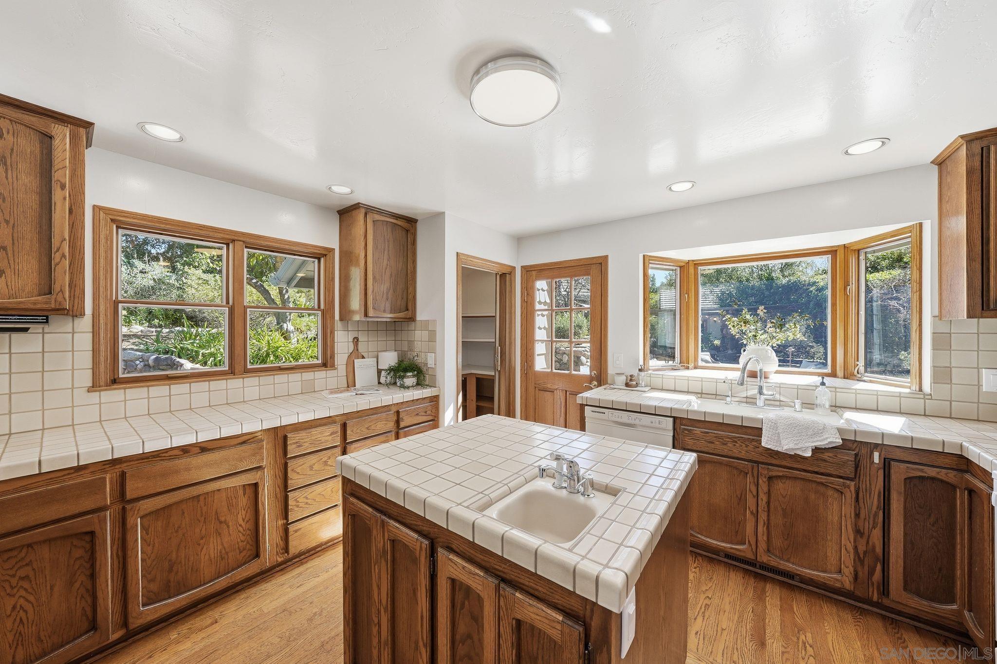 Detail Gallery Image 8 of 75 For 432  Arnold Way, Alpine,  CA 91901 - 5 Beds | 3 Baths