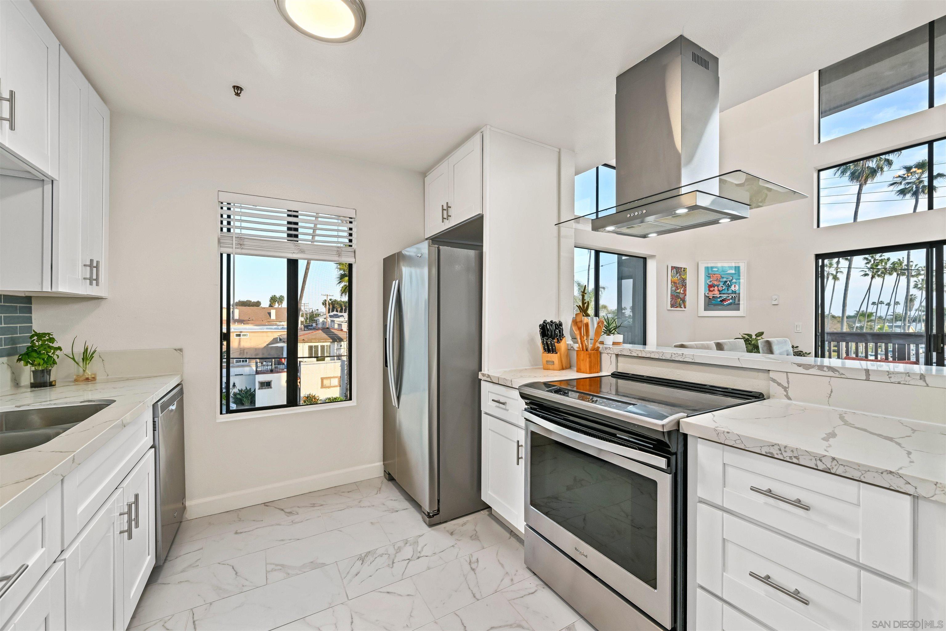 Detail Gallery Image 4 of 26 For 881  Thomas Ave  #21,  San Diego,  CA 92109 - 3 Beds | 2 Baths
