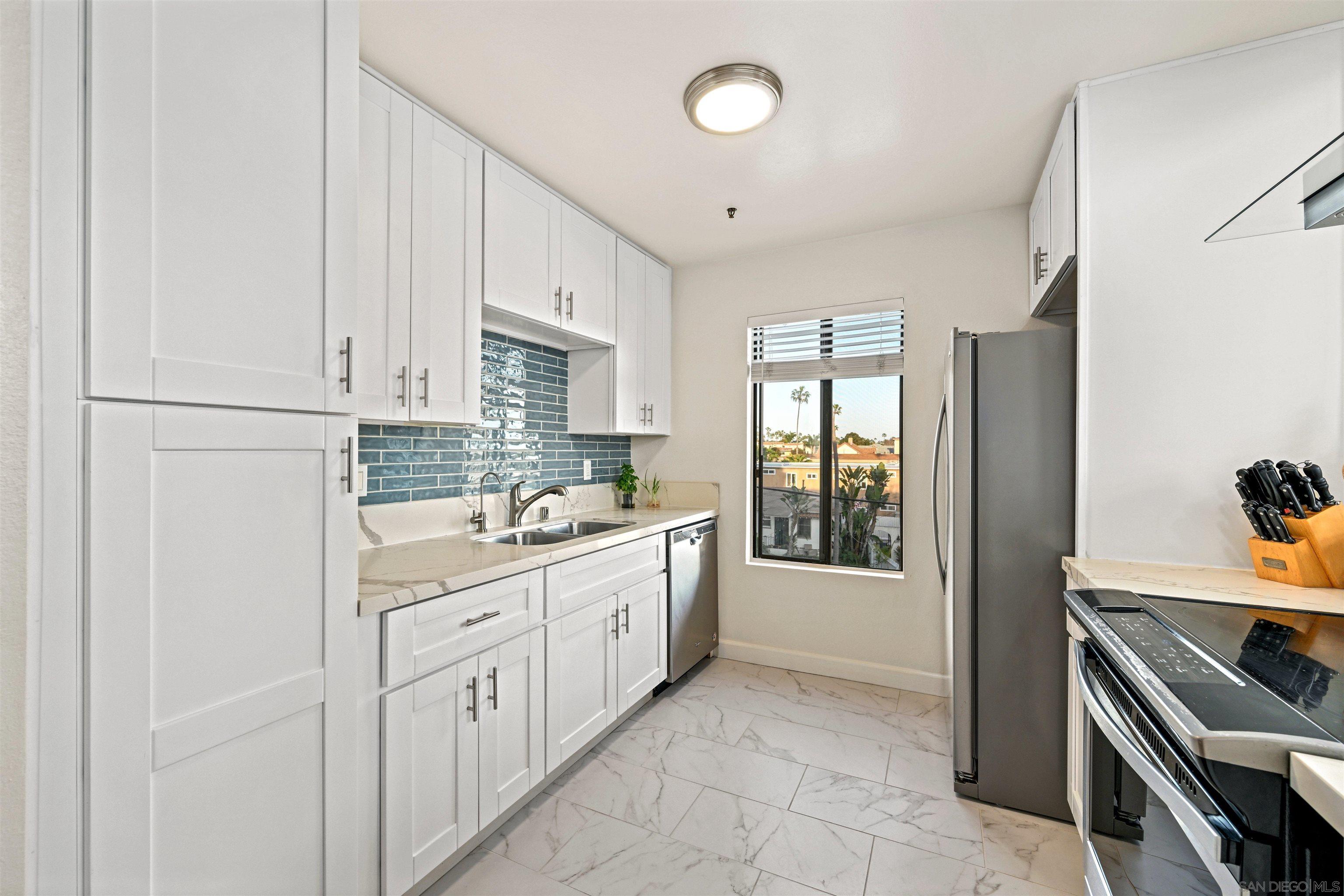 Detail Gallery Image 5 of 26 For 881  Thomas Ave  #21,  San Diego,  CA 92109 - 3 Beds | 2 Baths