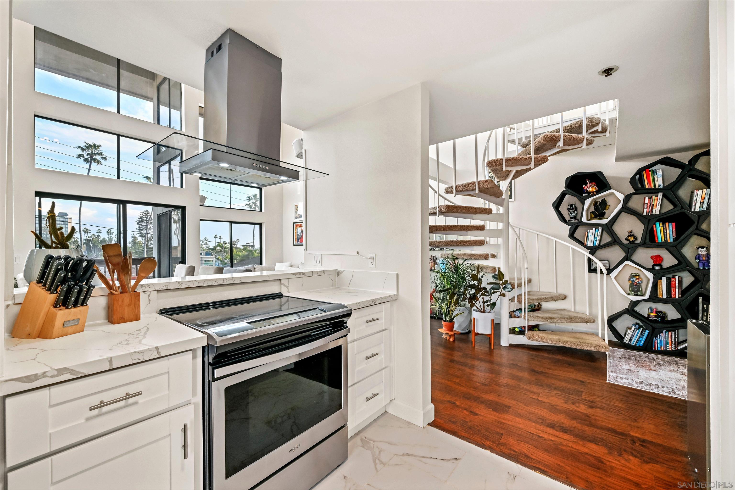 Detail Gallery Image 8 of 26 For 881  Thomas Ave  #21,  San Diego,  CA 92109 - 3 Beds | 2 Baths