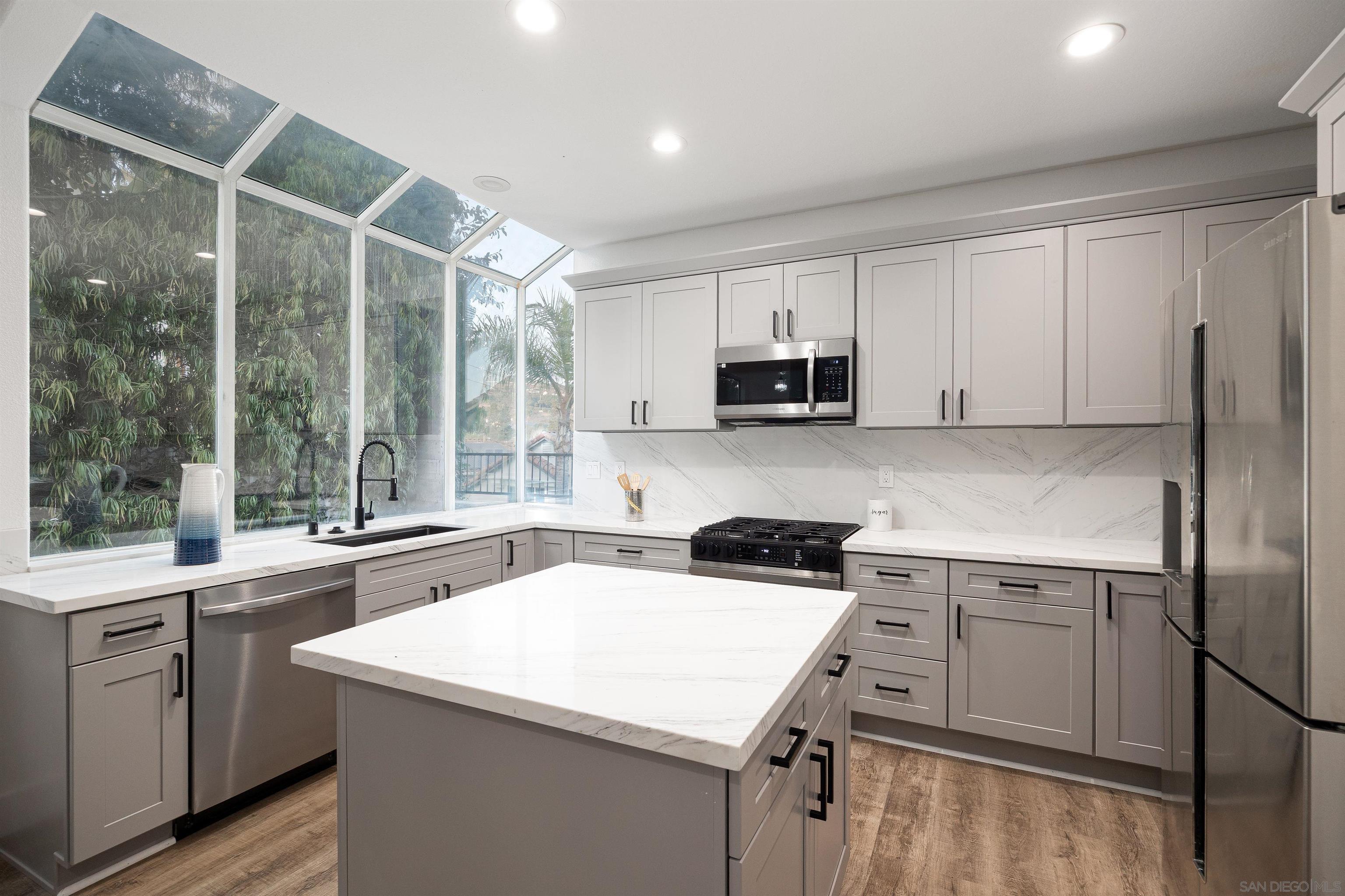 Detail Gallery Image 7 of 37 For 2318  via Villegas, Carlsbad,  CA 92009 - 5 Beds | 3 Baths