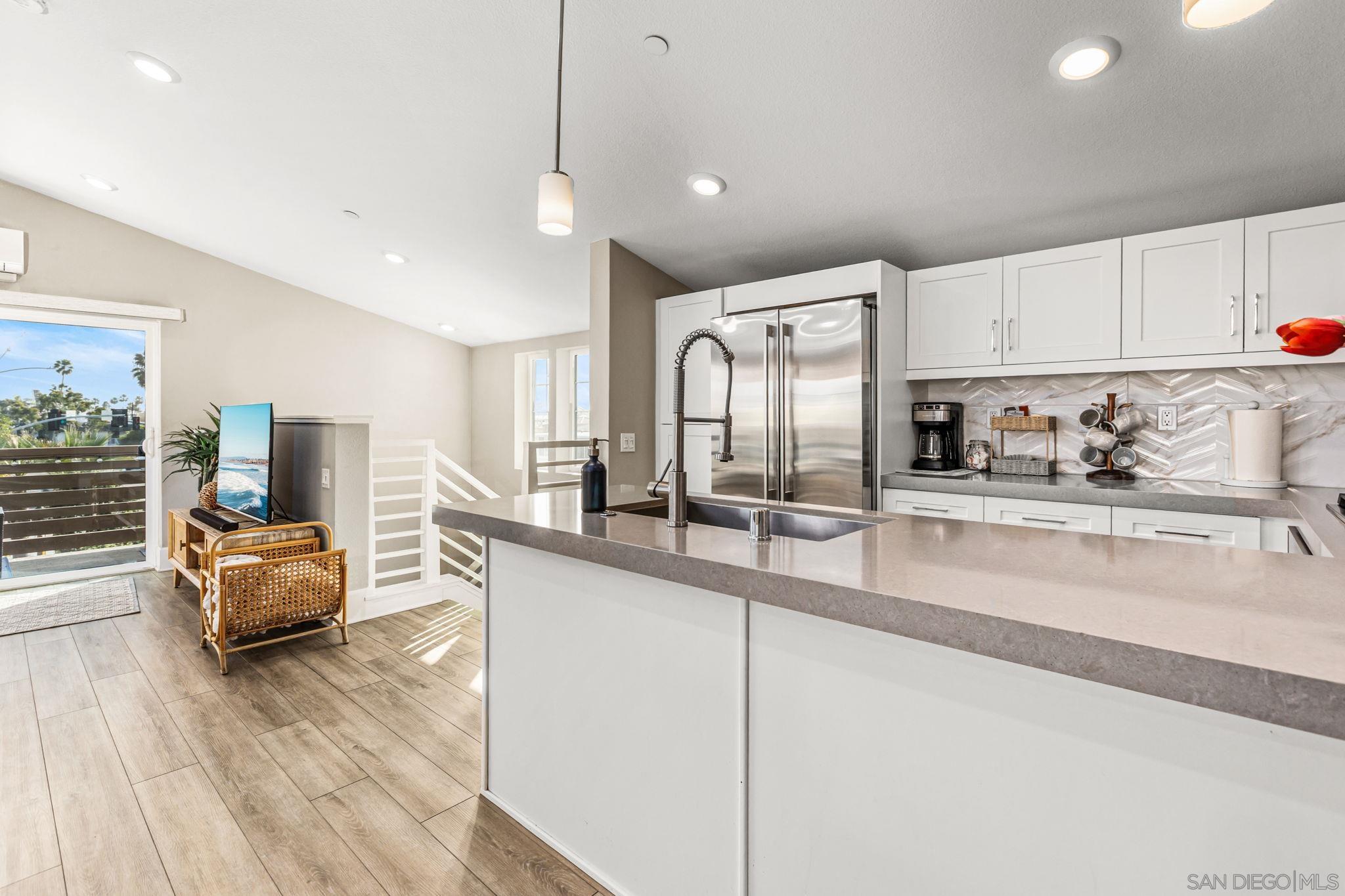 Detail Gallery Image 2 of 48 For 807  Jersey Ct, San Diego,  CA 92109 - 3 Beds | 2 Baths