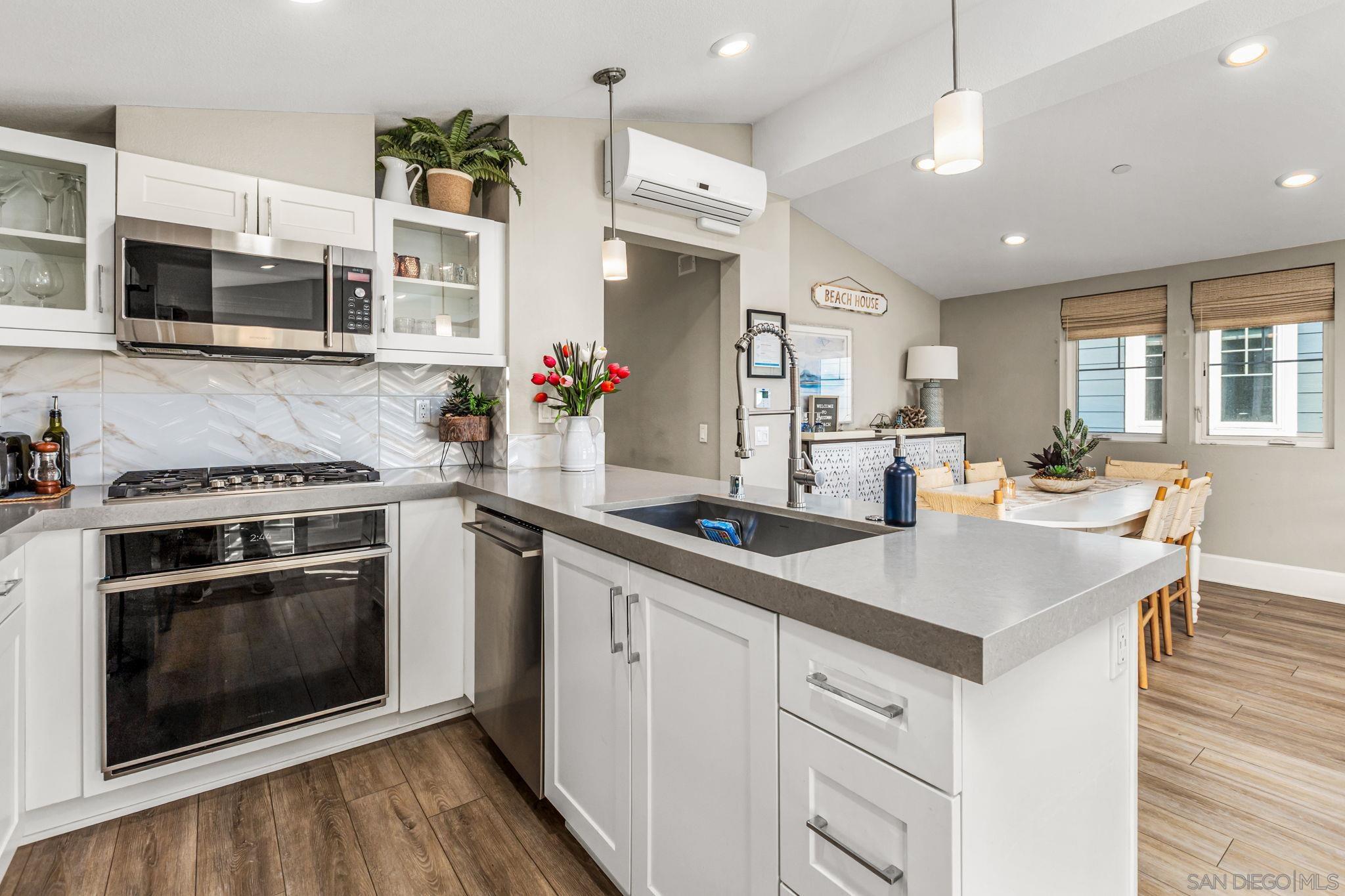 Detail Gallery Image 11 of 48 For 807  Jersey Ct, San Diego,  CA 92109 - 3 Beds | 2 Baths