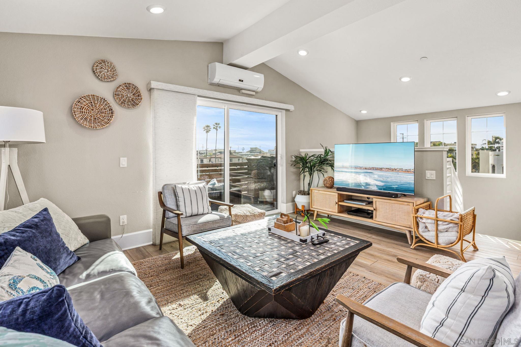 Detail Gallery Image 4 of 48 For 807  Jersey Ct, San Diego,  CA 92109 - 3 Beds | 2 Baths