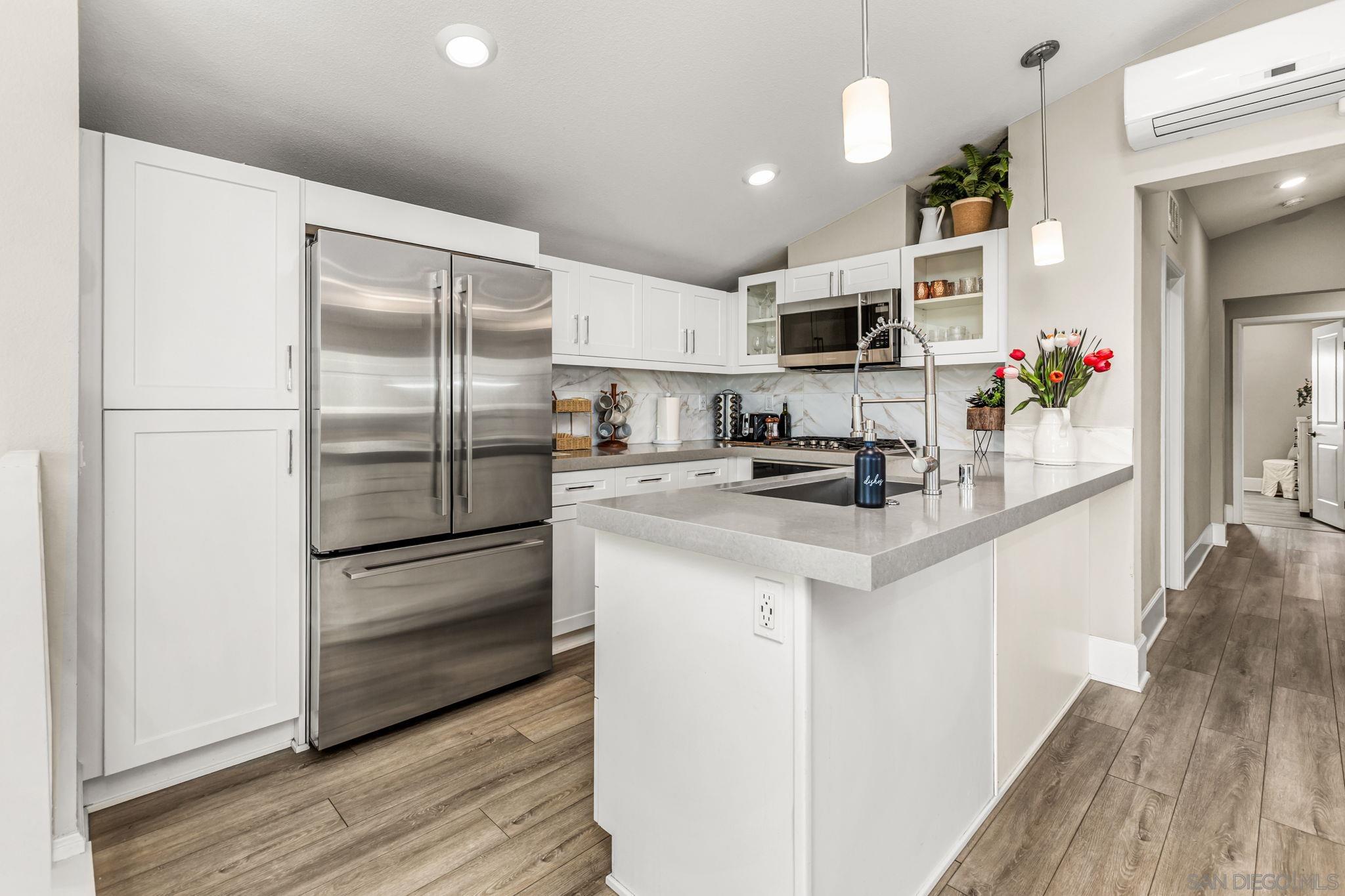 Detail Gallery Image 8 of 48 For 807  Jersey Ct, San Diego,  CA 92109 - 3 Beds | 2 Baths