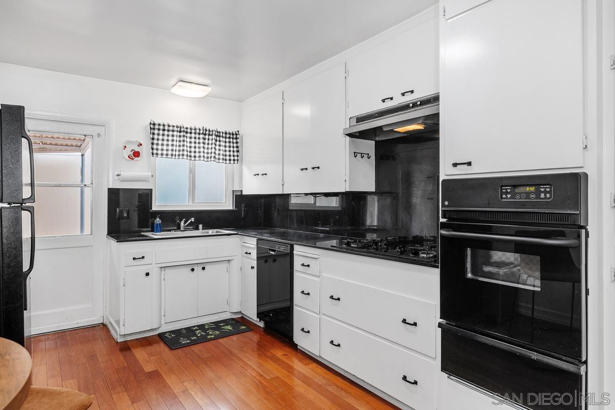 Detail Gallery Image 7 of 32 For 264  a Ave, Coronado,  CA 92118 - 2 Beds | 2 Baths