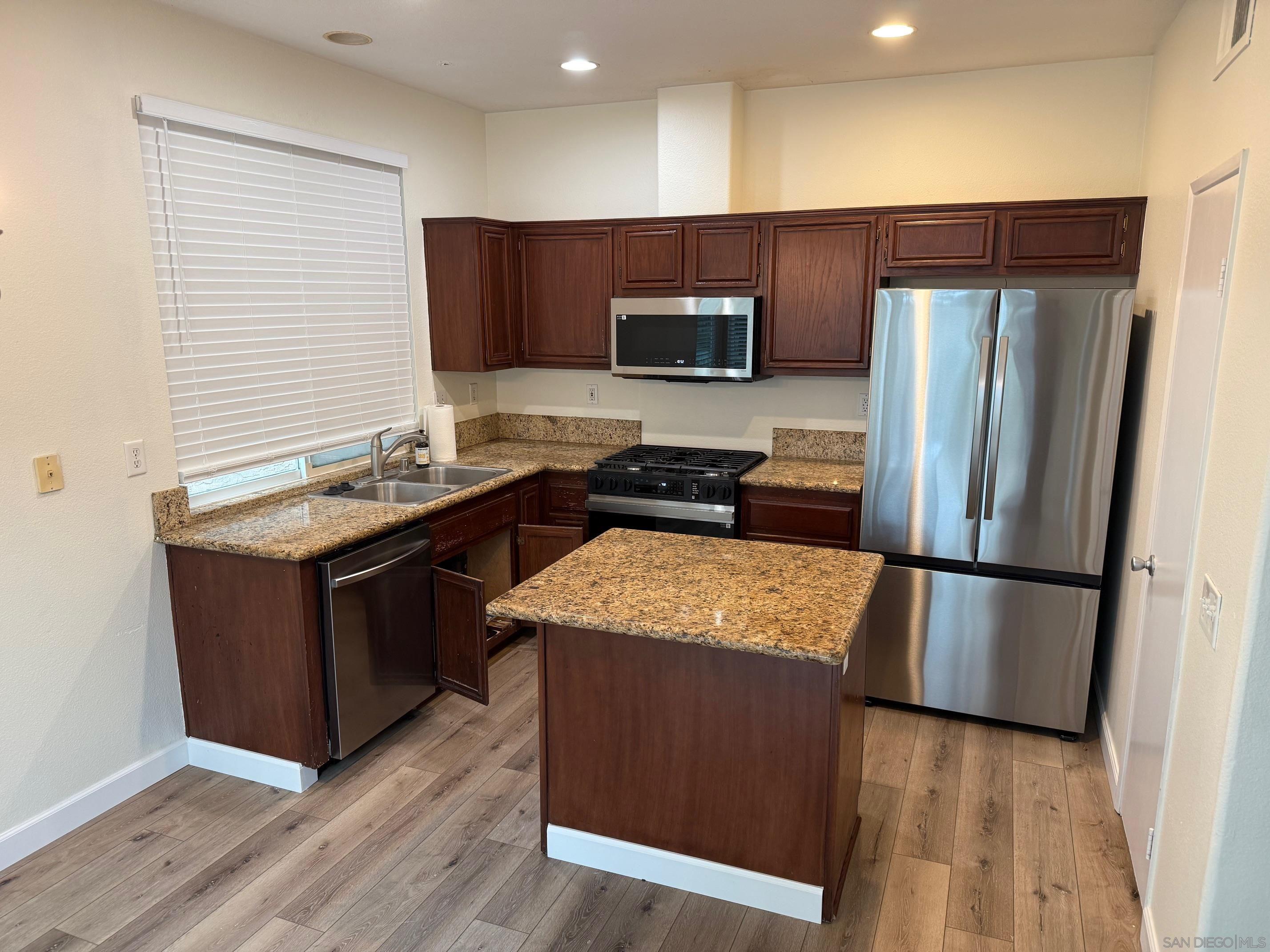 Detail Gallery Image 3 of 6 For 588  Summerholly Dr, San Marcos,  CA 92078 - 3 Beds | 2/1 Baths