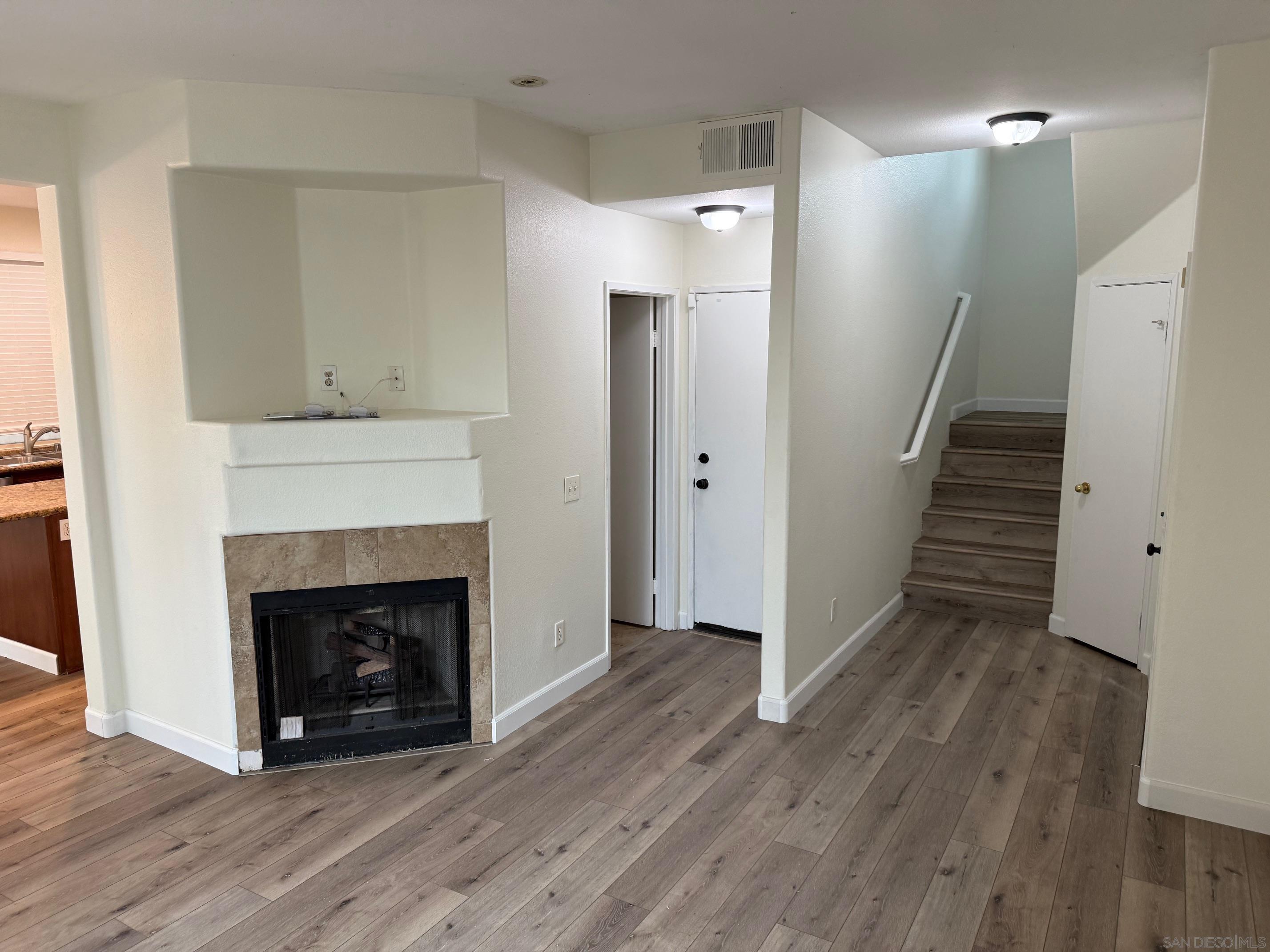 Detail Gallery Image 4 of 6 For 588  Summerholly Dr, San Marcos,  CA 92078 - 3 Beds | 2/1 Baths