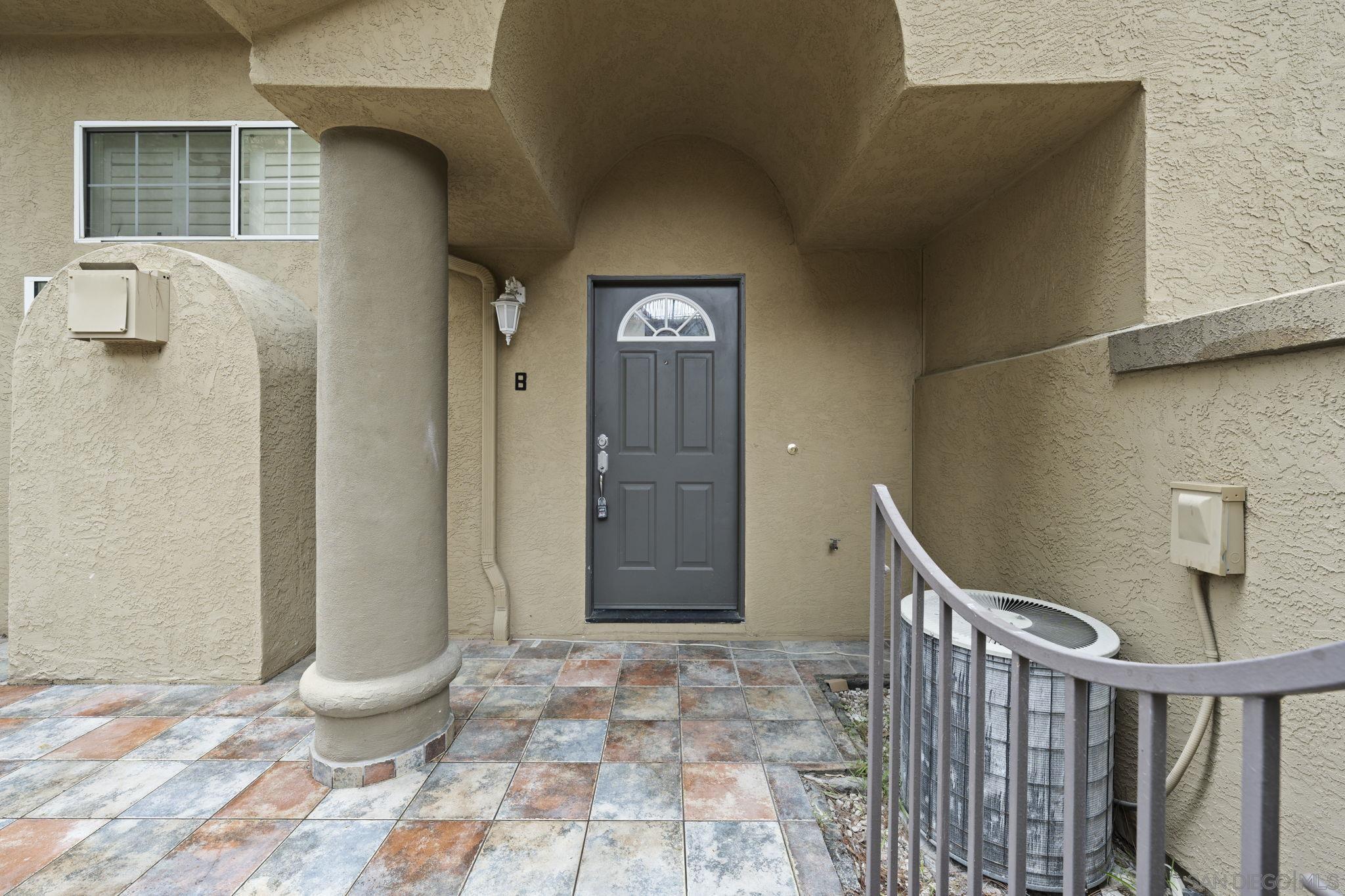 Detail Gallery Image 2 of 38 For 12559  El Camino Real B, San Diego,  CA 92130 - 2 Beds | 2/1 Baths