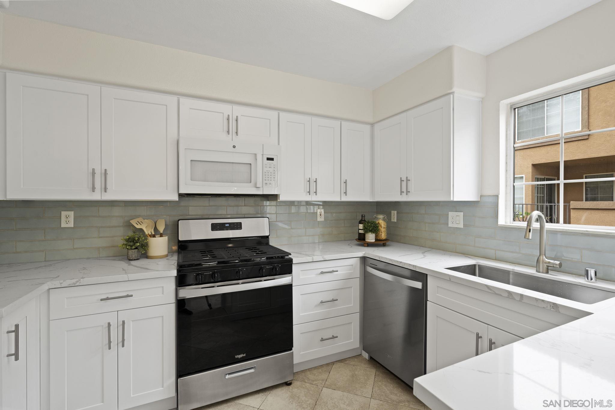 Detail Gallery Image 11 of 38 For 12559  El Camino Real B, San Diego,  CA 92130 - 2 Beds | 2/1 Baths