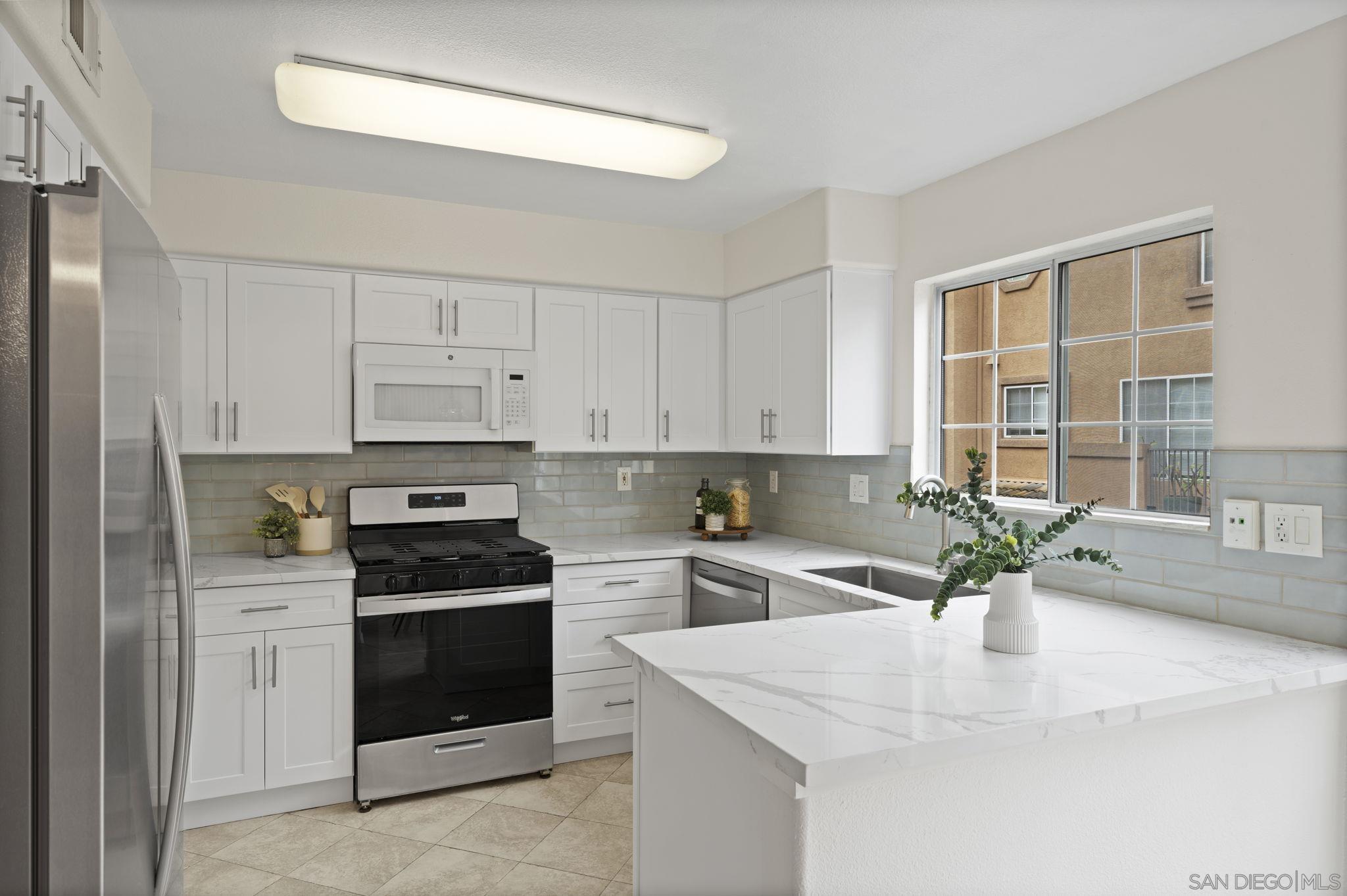 Detail Gallery Image 10 of 38 For 12559  El Camino Real B, San Diego,  CA 92130 - 2 Beds | 2/1 Baths