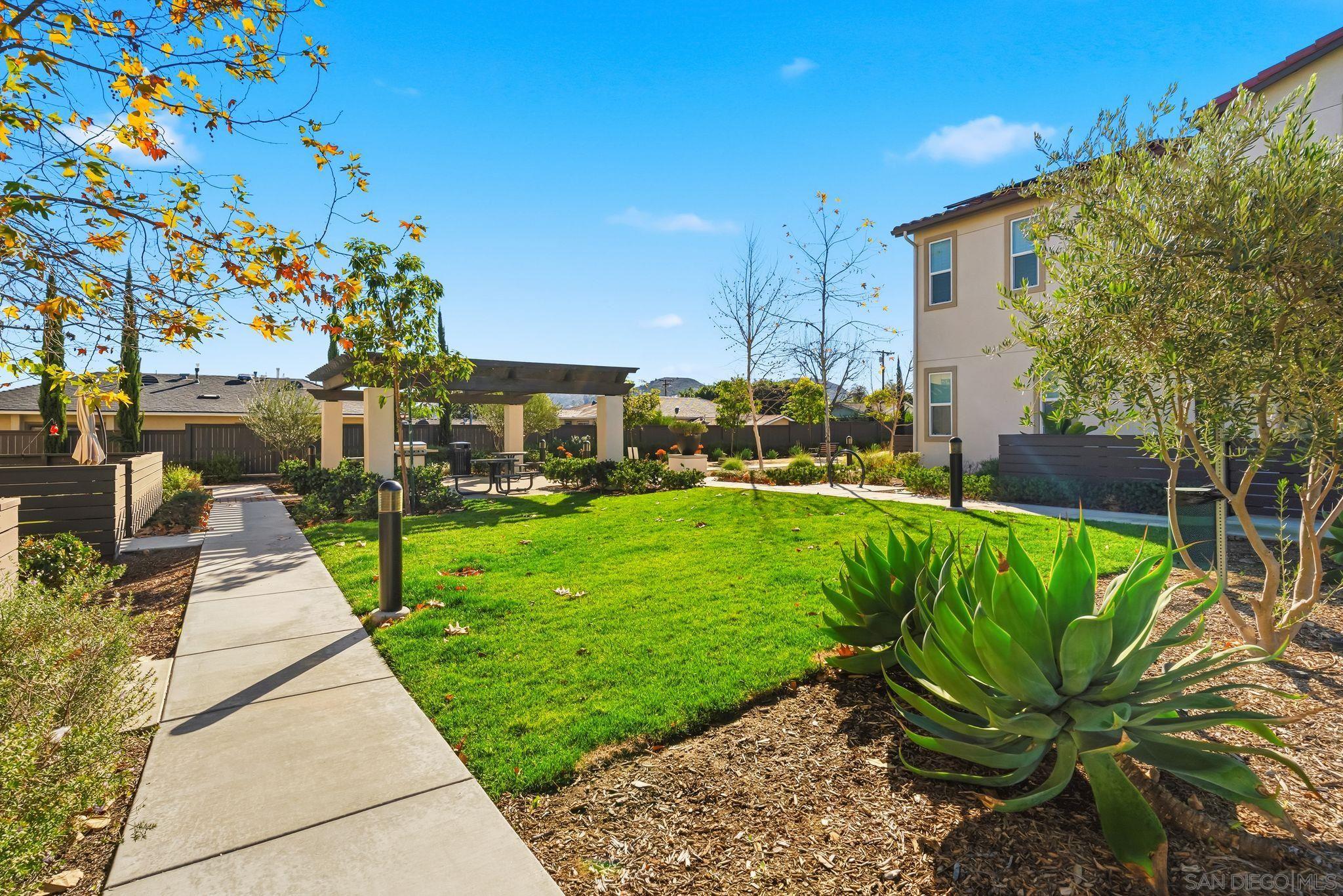 Detail Gallery Image 8 of 49 For 8691  Barbados Ln, Santee,  CA 92071 - 3 Beds | 3 Baths