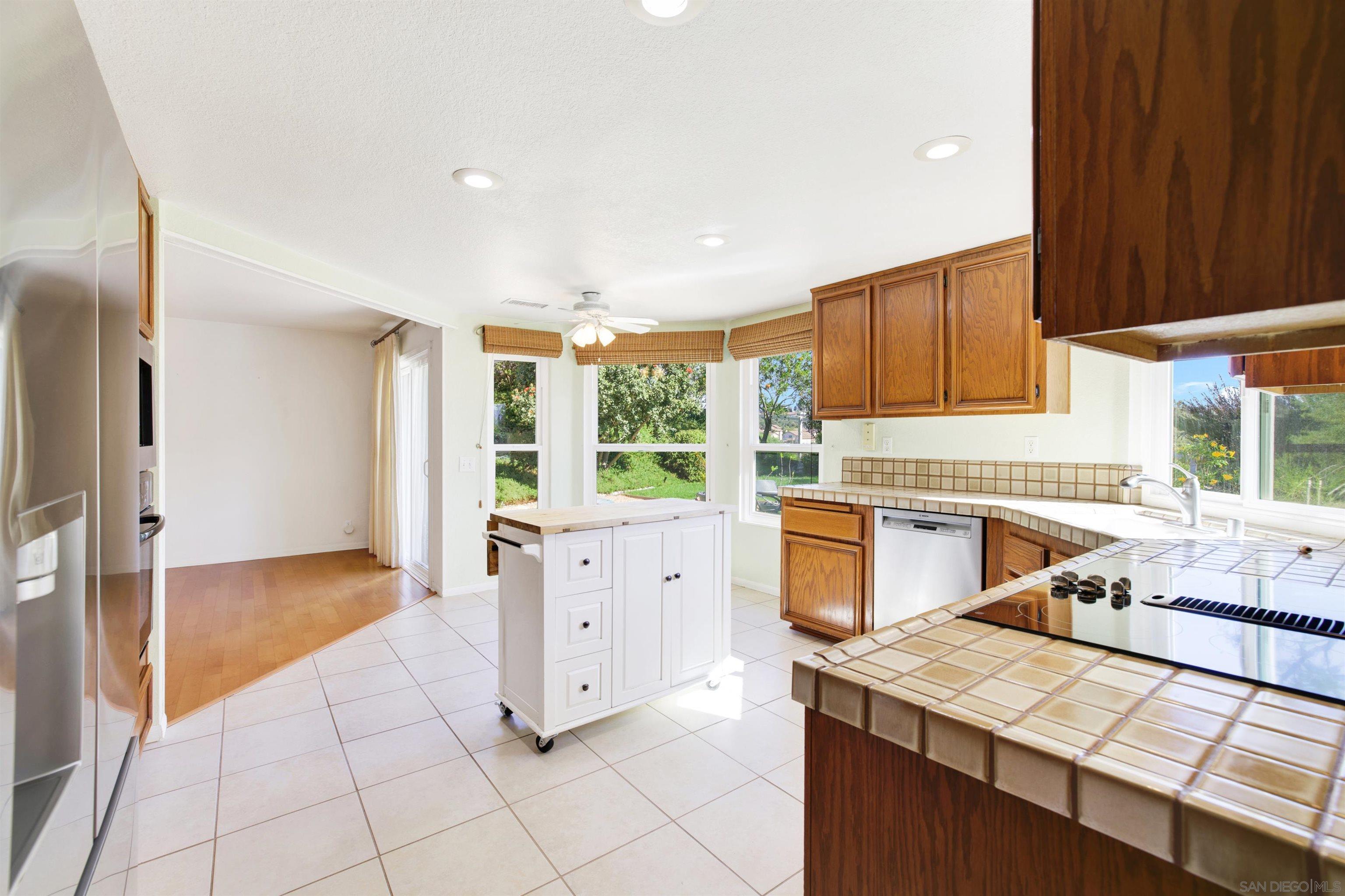 Detail Gallery Image 14 of 54 For 10553  Sunset Ridge Dr, San Diego,  CA 92131 - 4 Beds | 2/1 Baths