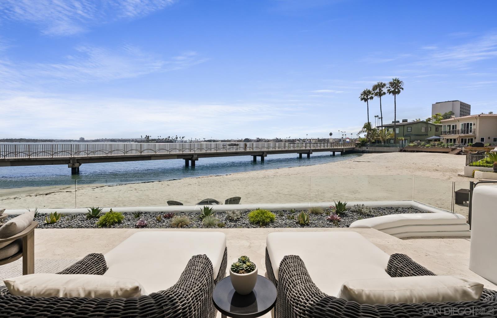 Detail Gallery Image 2 of 47 For 1053 E Briarfield Dr, San Diego,  CA 92109 - 5 Beds | 5/3 Baths