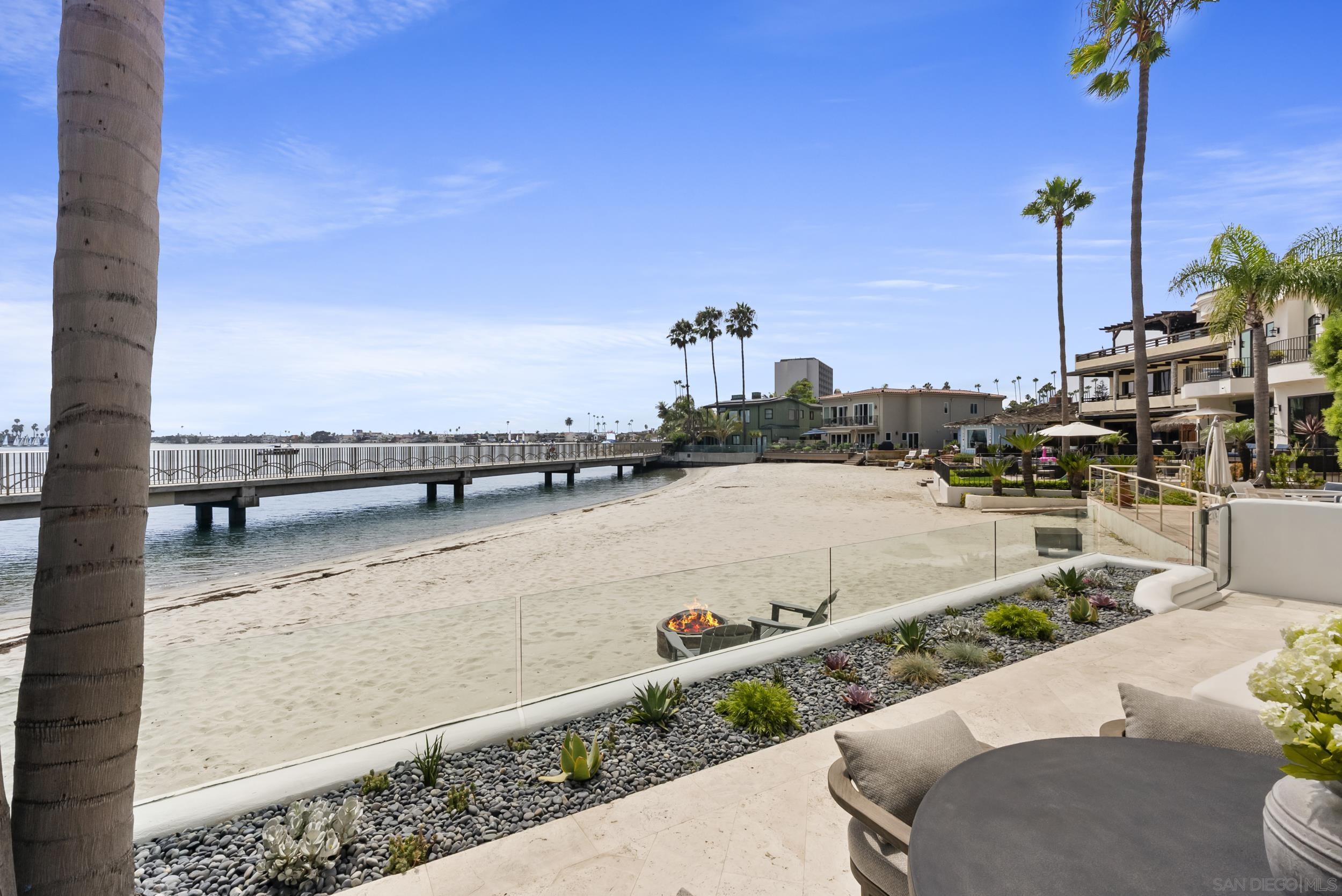 Detail Gallery Image 12 of 47 For 1053 E Briarfield Dr, San Diego,  CA 92109 - 5 Beds | 5/3 Baths