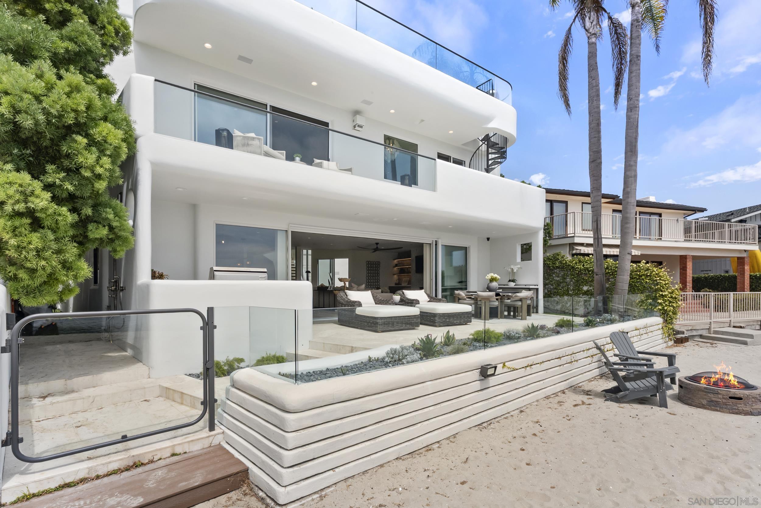 Detail Gallery Image 13 of 47 For 1053 E Briarfield Dr, San Diego,  CA 92109 - 5 Beds | 5/3 Baths