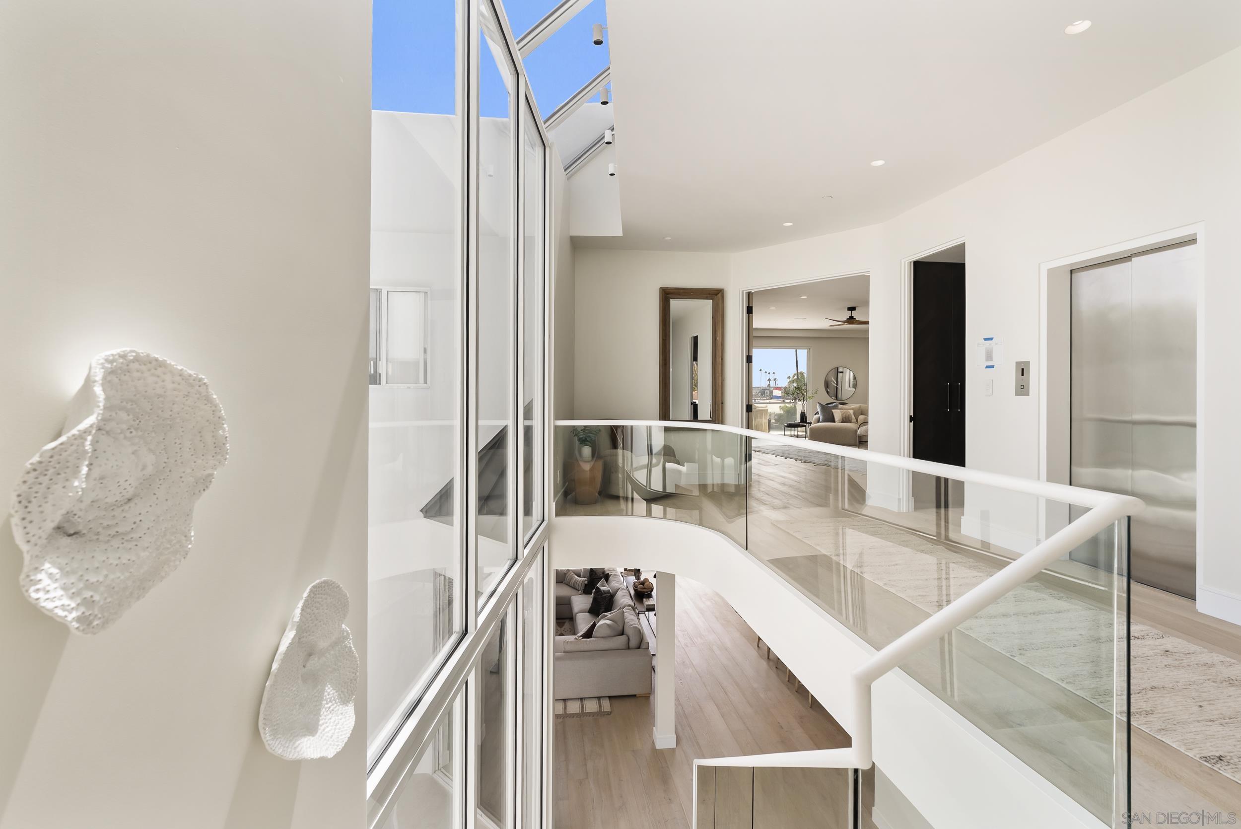 Detail Gallery Image 20 of 47 For 1053 E Briarfield Dr, San Diego,  CA 92109 - 5 Beds | 5/3 Baths