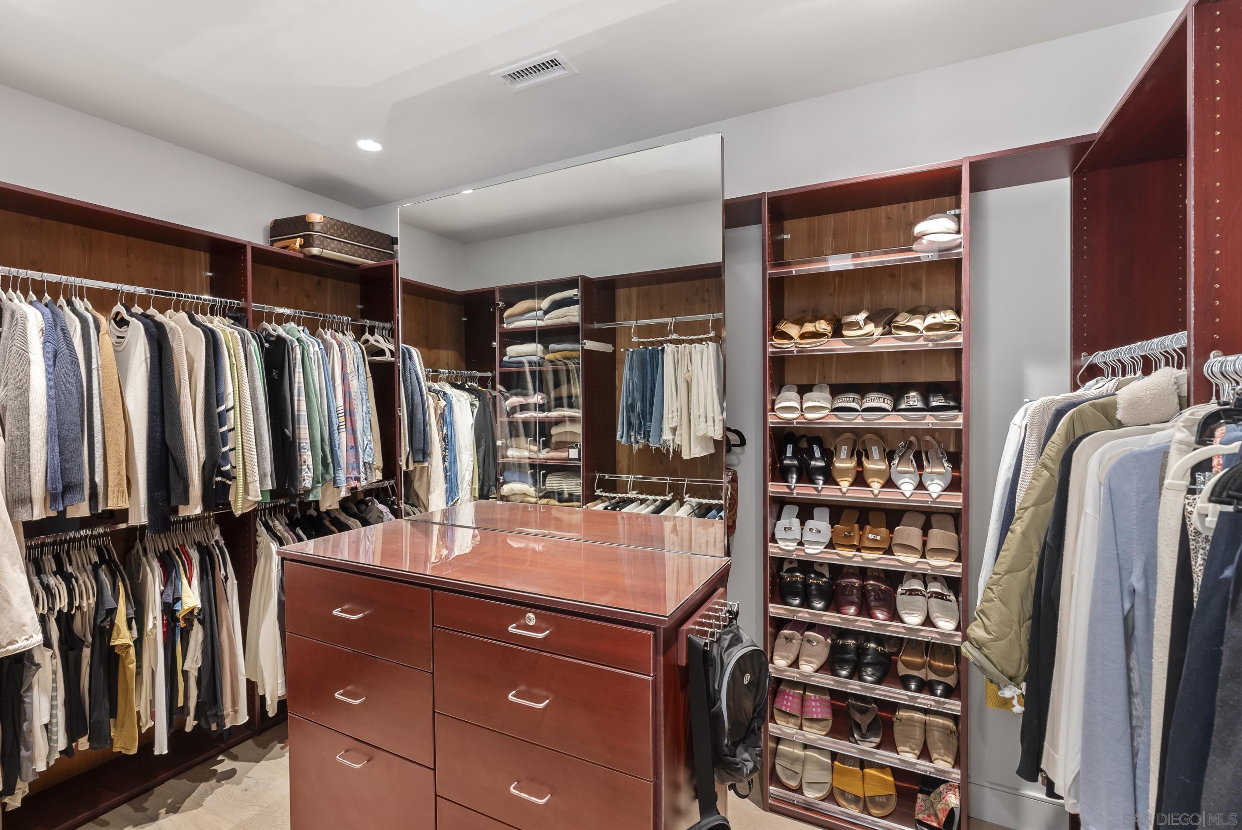 Detail Gallery Image 28 of 47 For 1053 E Briarfield Dr, San Diego,  CA 92109 - 5 Beds | 5/3 Baths