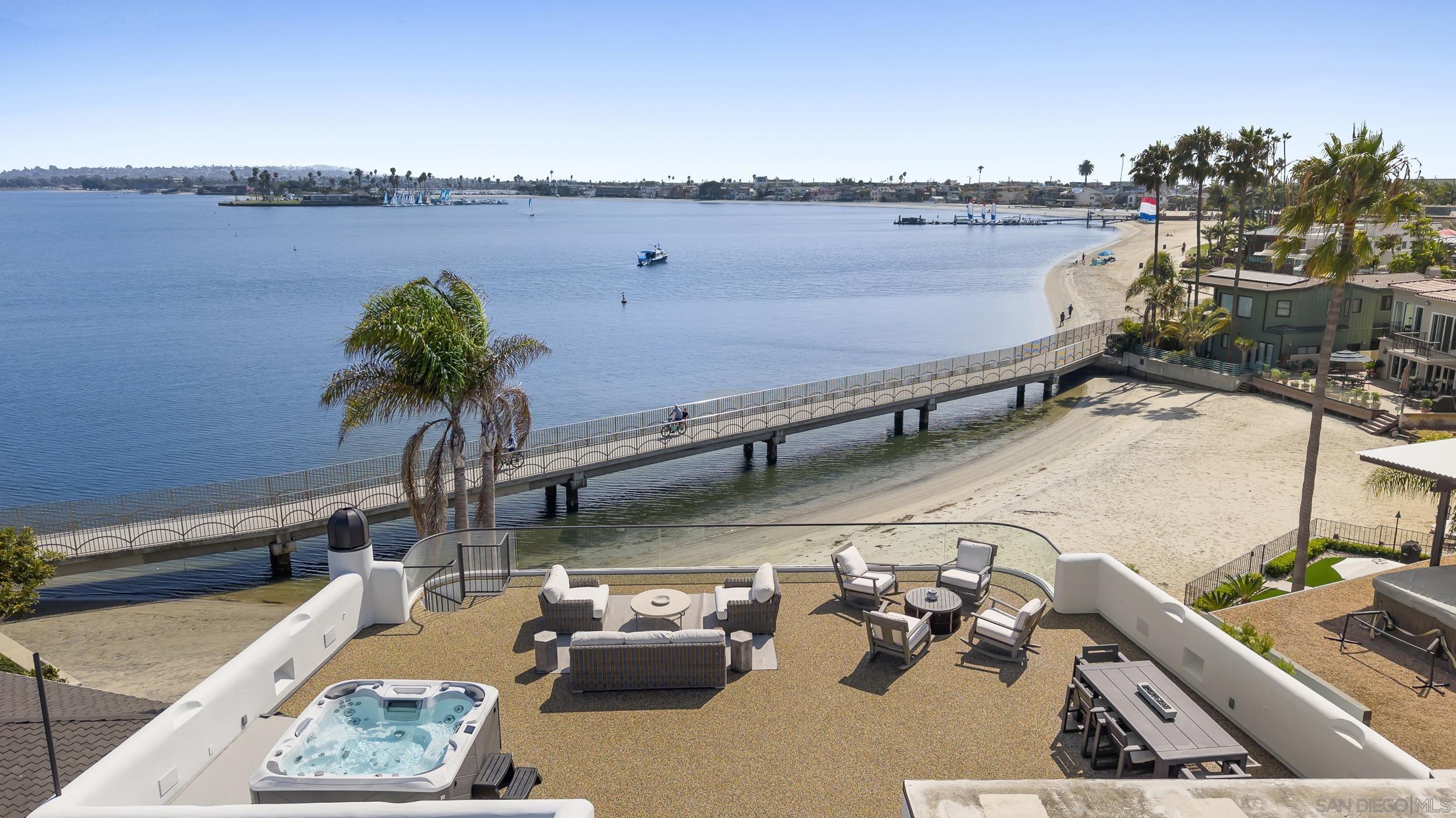 Detail Gallery Image 4 of 47 For 1053 E Briarfield Dr, San Diego,  CA 92109 - 5 Beds | 5/3 Baths