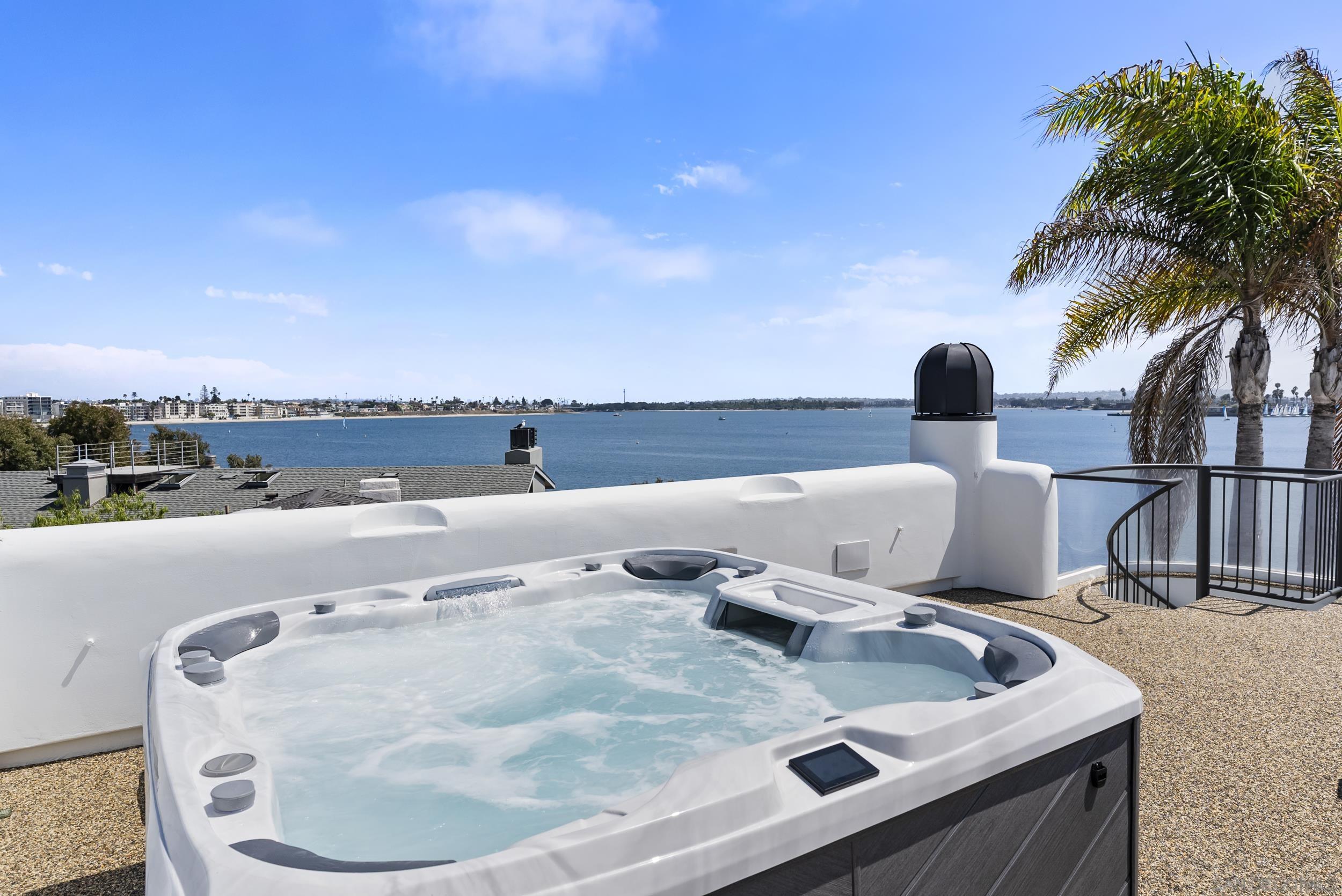 Detail Gallery Image 31 of 47 For 1053 E Briarfield Dr, San Diego,  CA 92109 - 5 Beds | 5/3 Baths