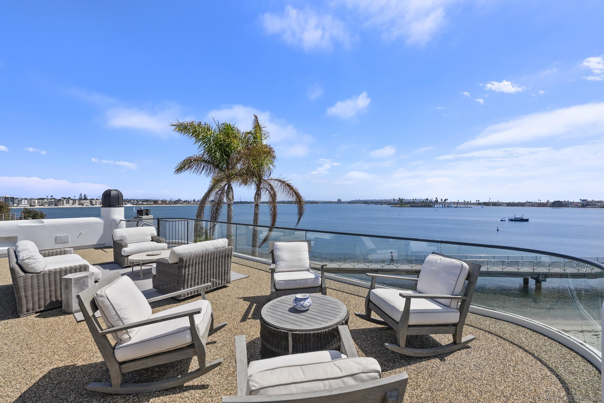 Detail Gallery Image 32 of 47 For 1053 E Briarfield Dr, San Diego,  CA 92109 - 5 Beds | 5/3 Baths