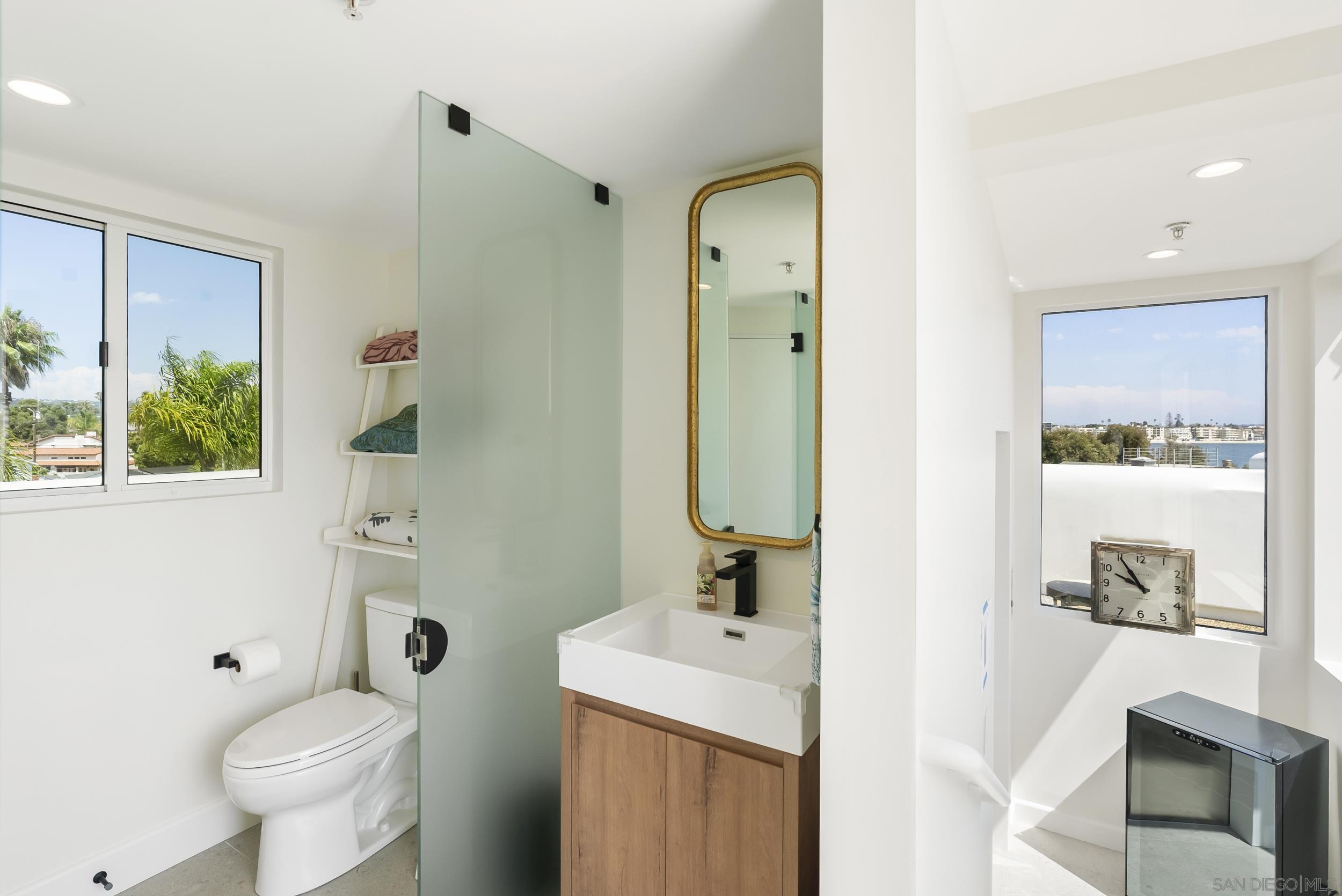 Detail Gallery Image 34 of 47 For 1053 E Briarfield Dr, San Diego,  CA 92109 - 5 Beds | 5/3 Baths