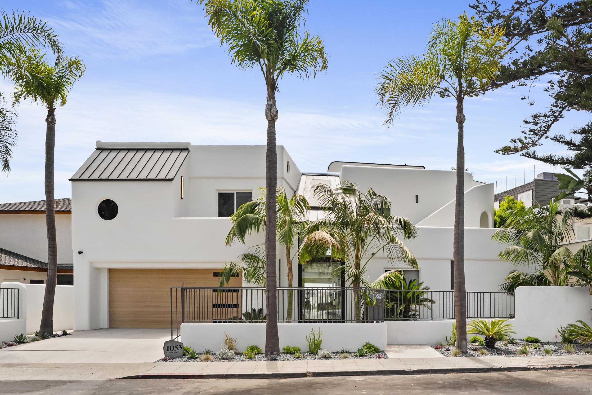 Detail Gallery Image 5 of 47 For 1053 E Briarfield Dr, San Diego,  CA 92109 - 5 Beds | 5/3 Baths