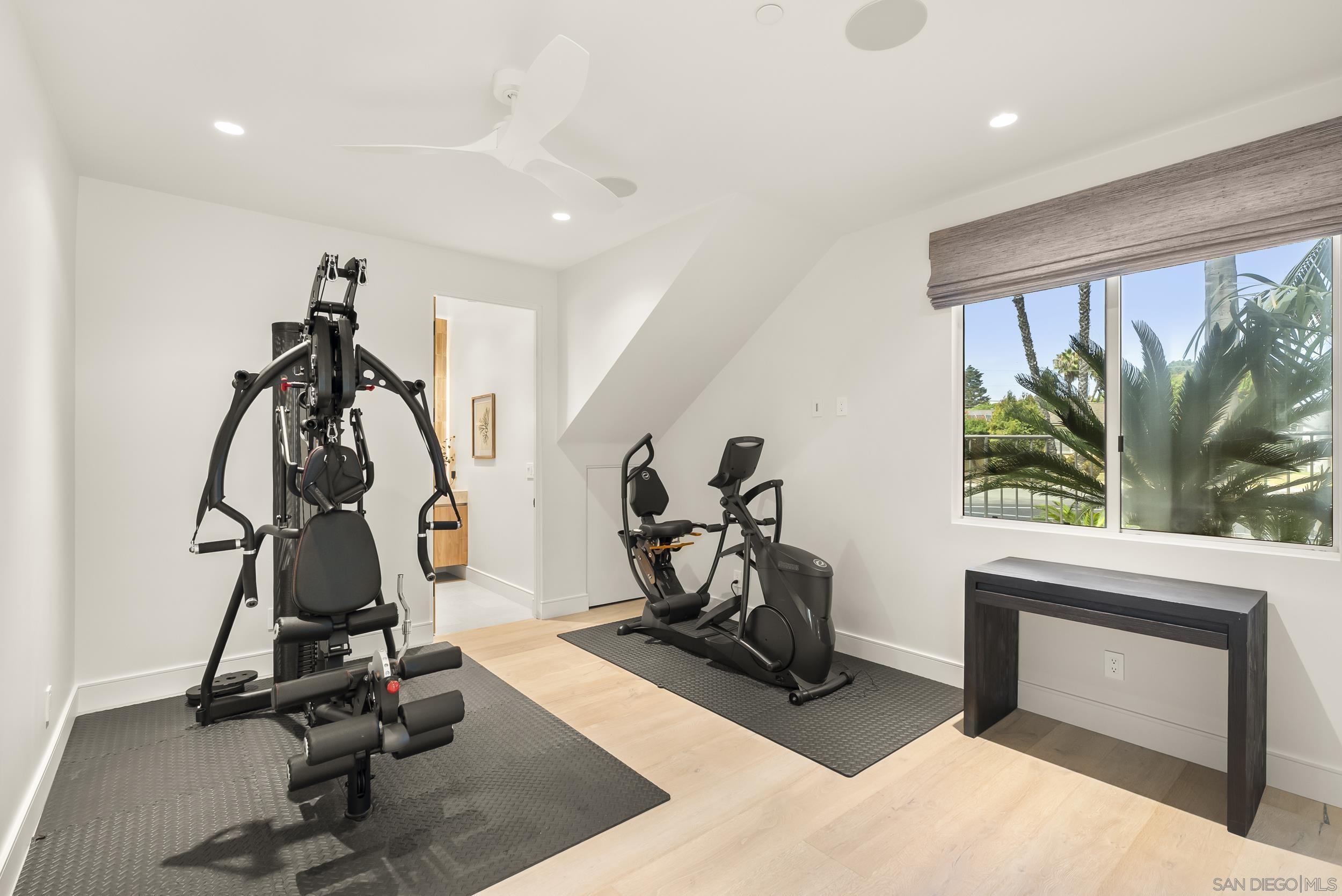 Detail Gallery Image 42 of 47 For 1053 E Briarfield Dr, San Diego,  CA 92109 - 5 Beds | 5/3 Baths