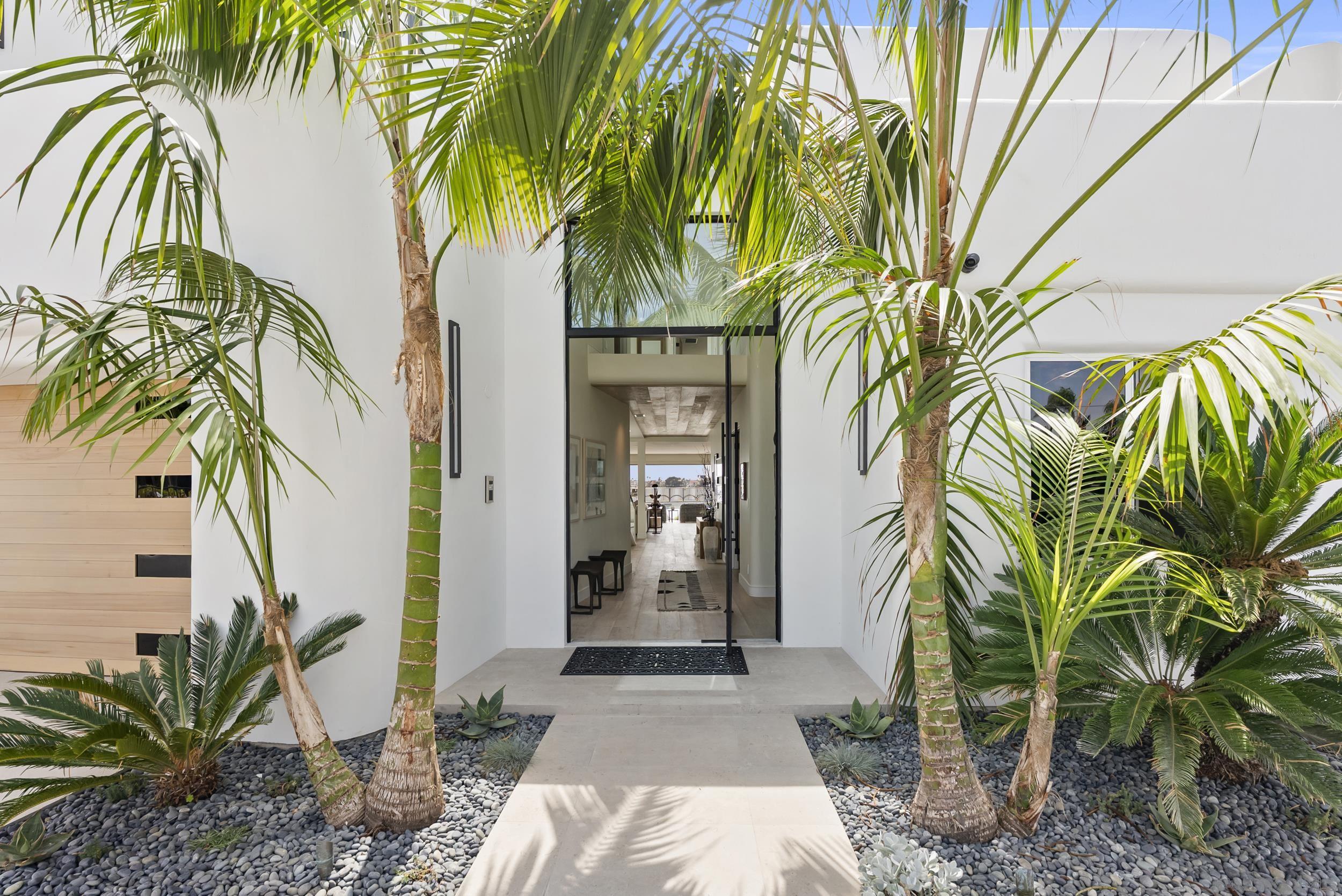 Detail Gallery Image 6 of 47 For 1053 E Briarfield Dr, San Diego,  CA 92109 - 5 Beds | 5/3 Baths