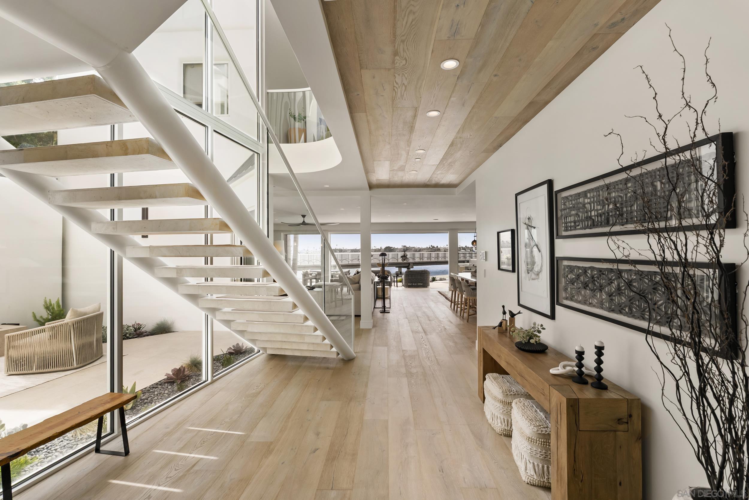 Detail Gallery Image 8 of 47 For 1053 E Briarfield Dr, San Diego,  CA 92109 - 5 Beds | 5/3 Baths