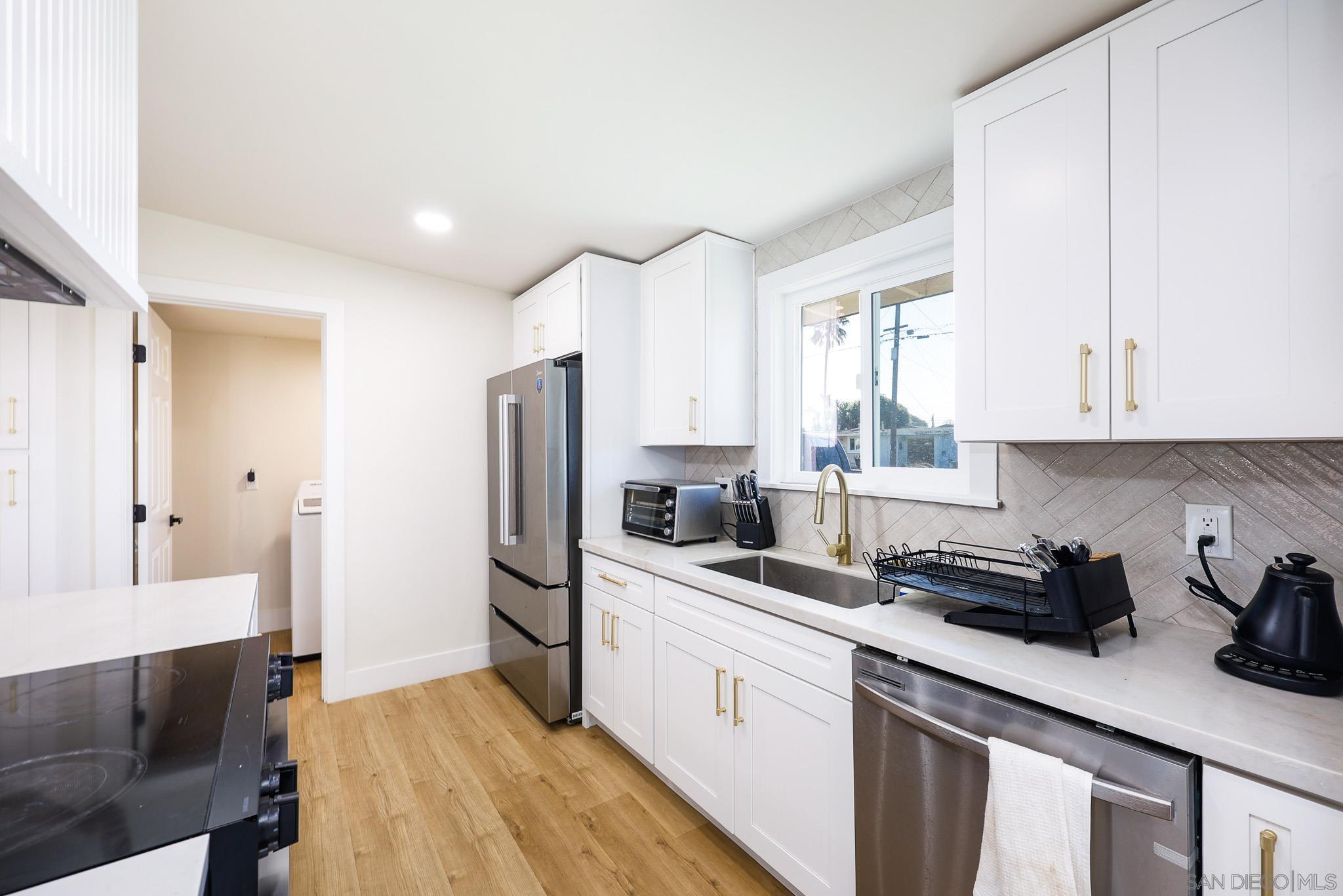 Detail Gallery Image 13 of 41 For 1128  Hemlock Ave, Imperial Beach,  CA 91932 - 4 Beds | 3 Baths