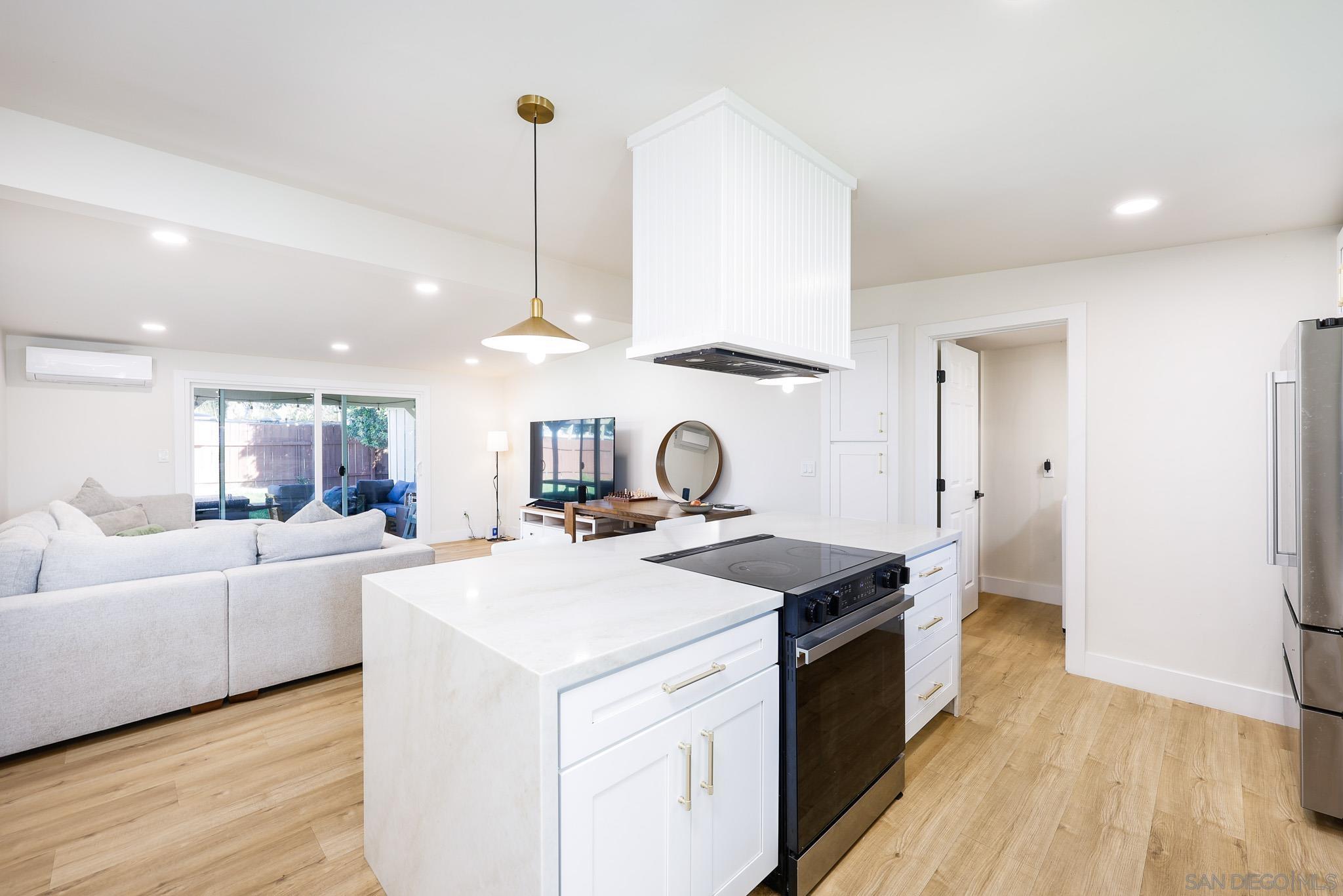 Detail Gallery Image 4 of 41 For 1128  Hemlock Ave, Imperial Beach,  CA 91932 - 4 Beds | 3 Baths