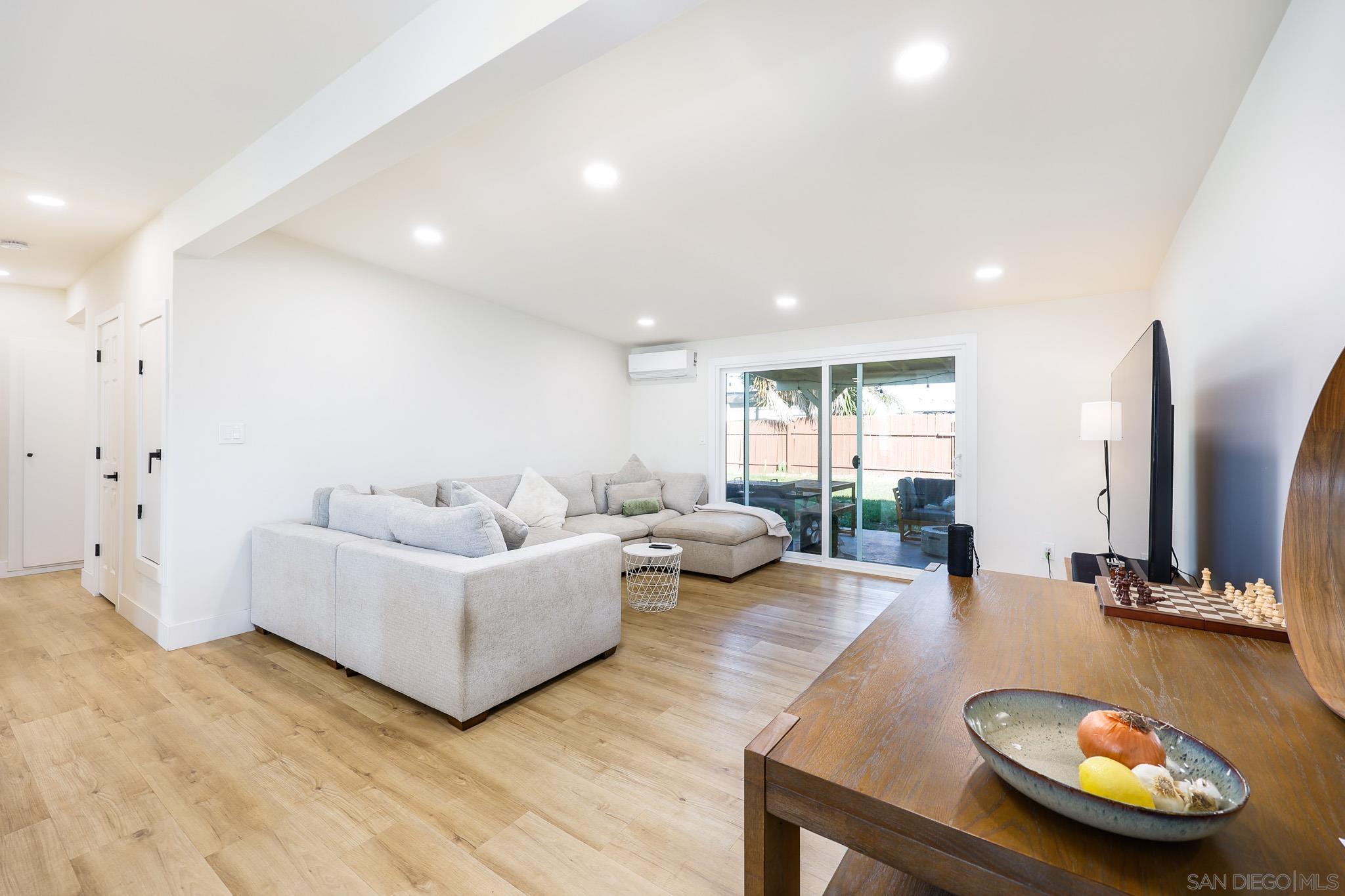 Detail Gallery Image 5 of 41 For 1128  Hemlock Ave, Imperial Beach,  CA 91932 - 4 Beds | 3 Baths