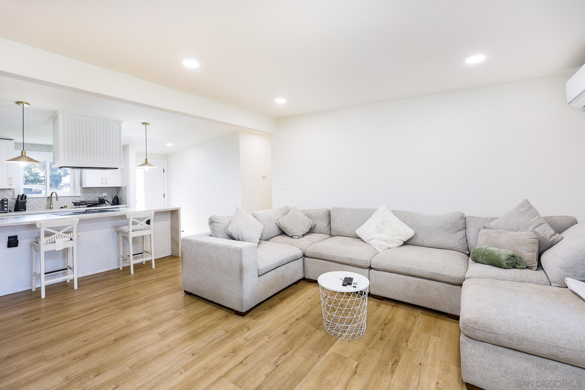 Detail Gallery Image 7 of 41 For 1128  Hemlock Ave, Imperial Beach,  CA 91932 - 4 Beds | 3 Baths