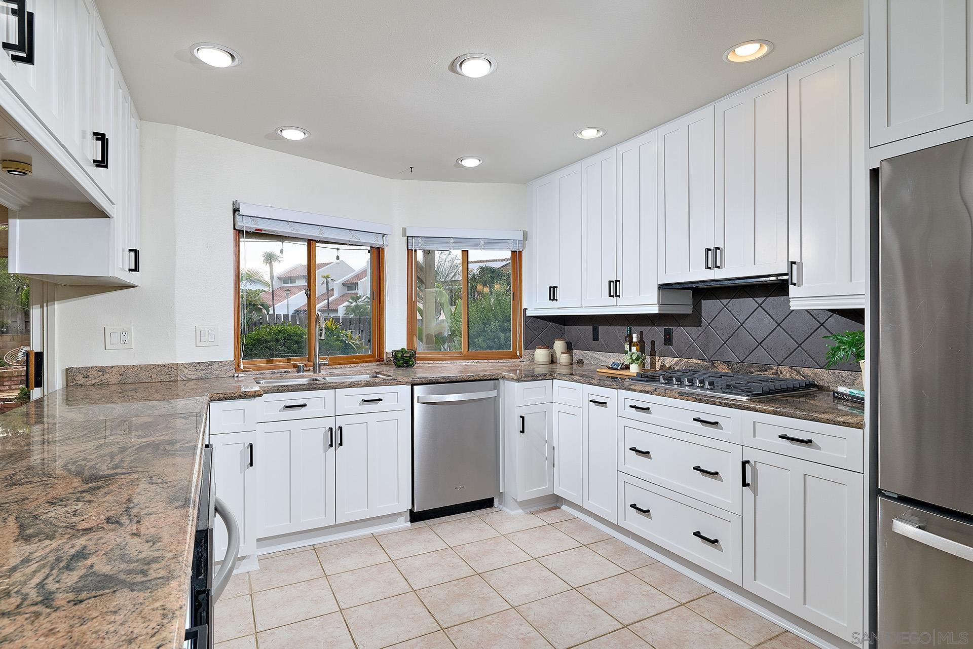 Detail Gallery Image 10 of 54 For 7627  Reposado Dr, Carlsbad,  CA 92009 - 5 Beds | 3 Baths