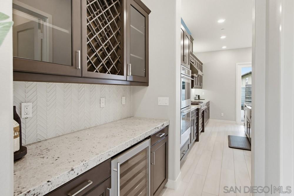 Detail Gallery Image 16 of 54 For 6682  Elegante Way, San Diego,  CA 92130 - 5 Beds | 5/1 Baths