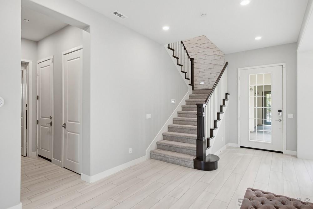 Detail Gallery Image 17 of 54 For 6682  Elegante Way, San Diego,  CA 92130 - 5 Beds | 5/1 Baths