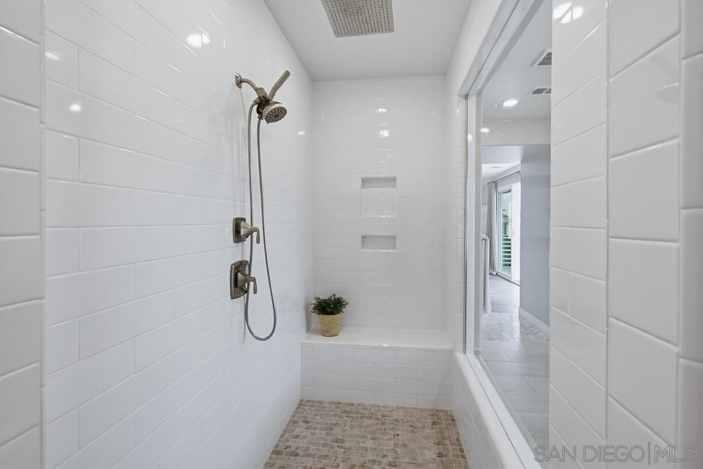 Detail Gallery Image 35 of 54 For 6682  Elegante Way, San Diego,  CA 92130 - 5 Beds | 5/1 Baths