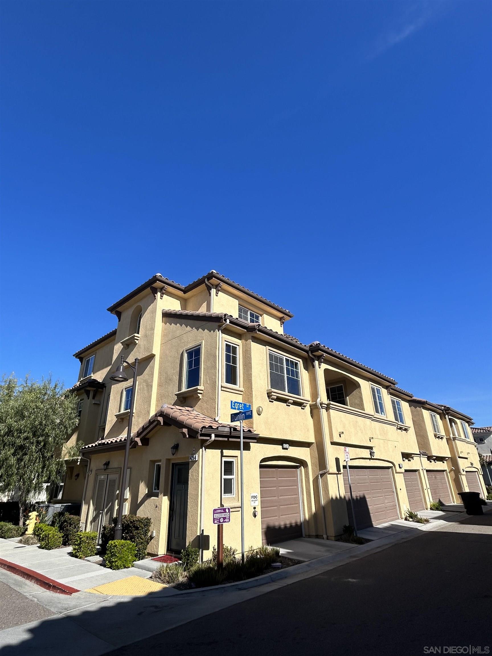 Detail Gallery Image 3 of 18 For 1425  Egret St  6, Chula Vista,  CA 91913 - 3 Beds | 2/1 Baths