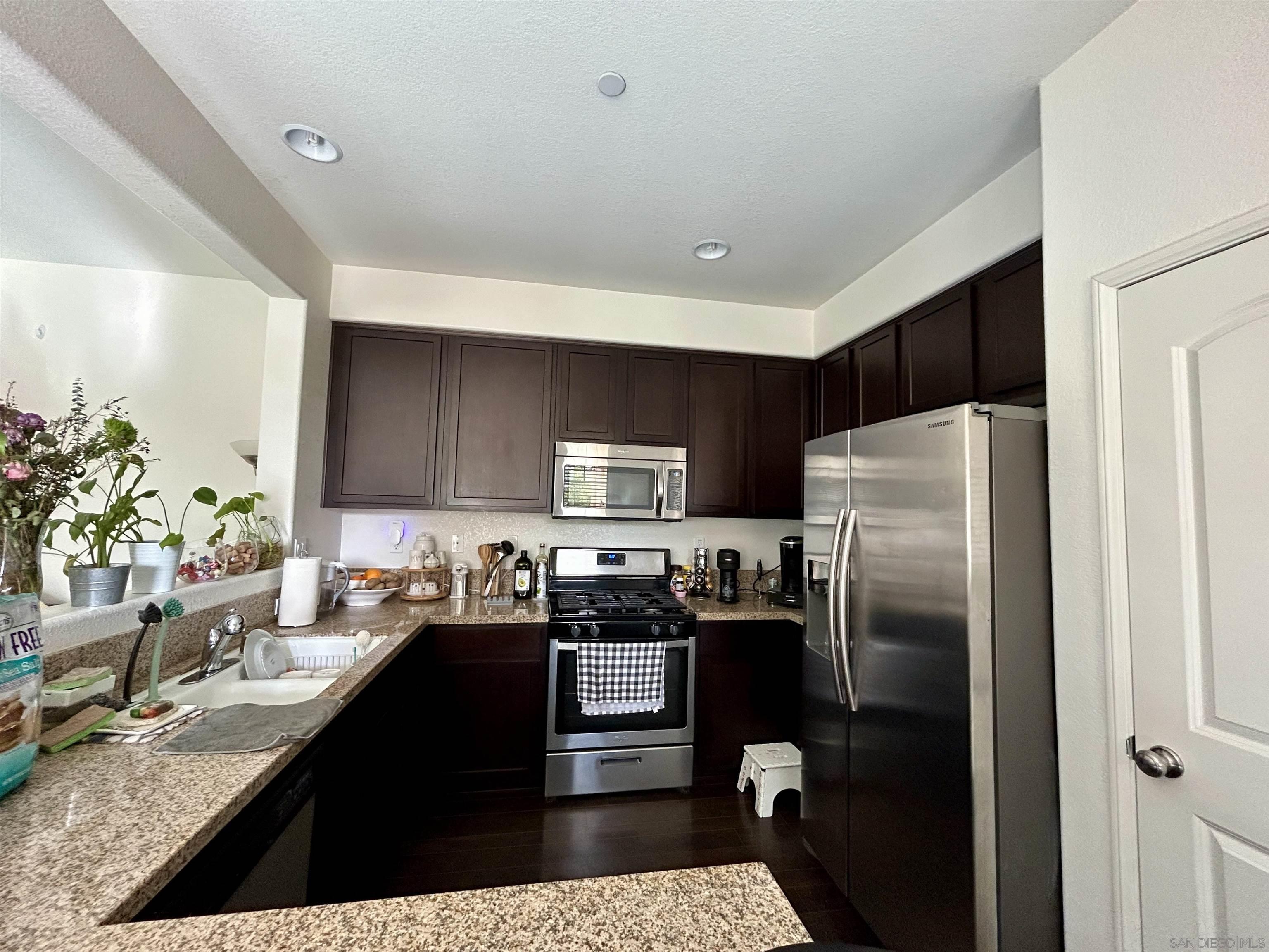 Detail Gallery Image 6 of 18 For 1425  Egret St  6, Chula Vista,  CA 91913 - 3 Beds | 2/1 Baths