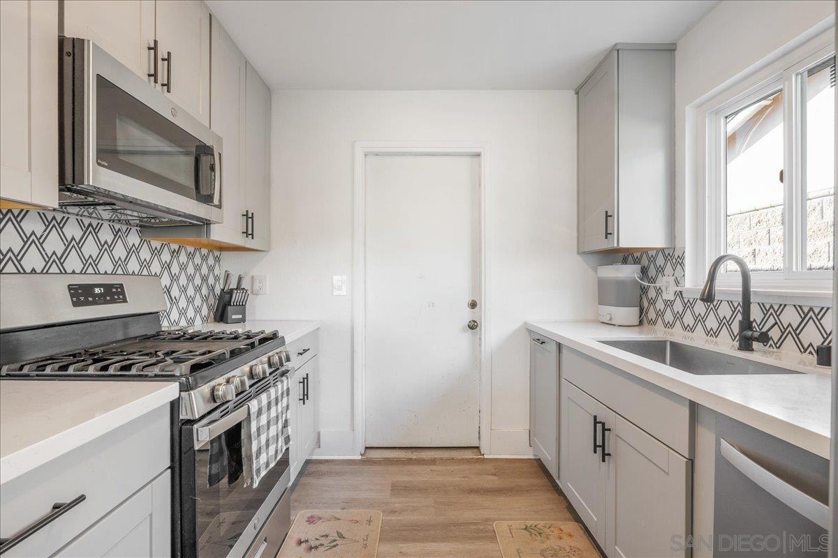 Detail Gallery Image 7 of 19 For 436 W Redondo Wy, Oceanside,  CA 92057 - 3 Beds | 2 Baths