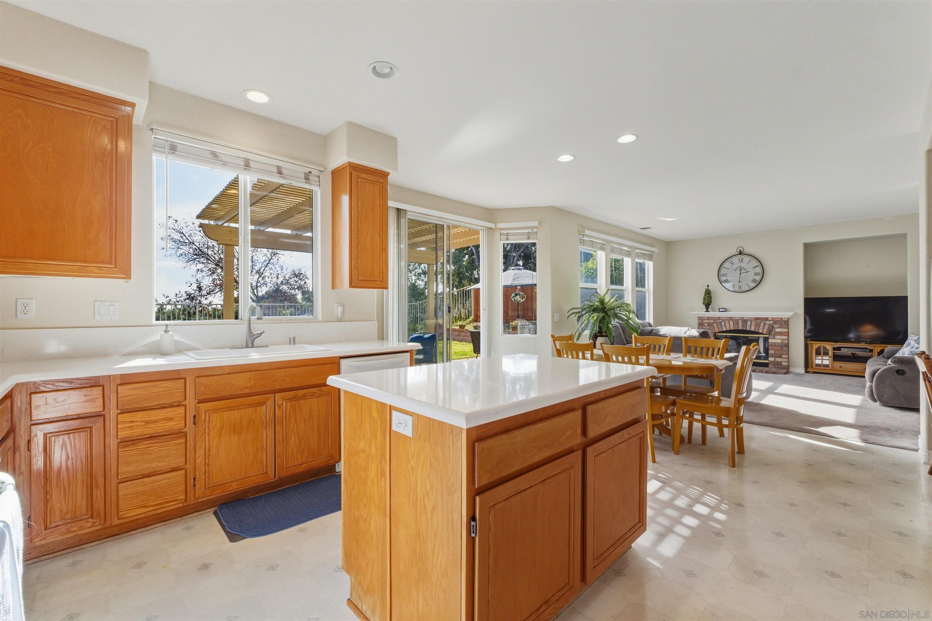 Detail Gallery Image 11 of 31 For 2466  Falcon Valley, Chula Vista,  CA 91914 - 4 Beds | 3 Baths