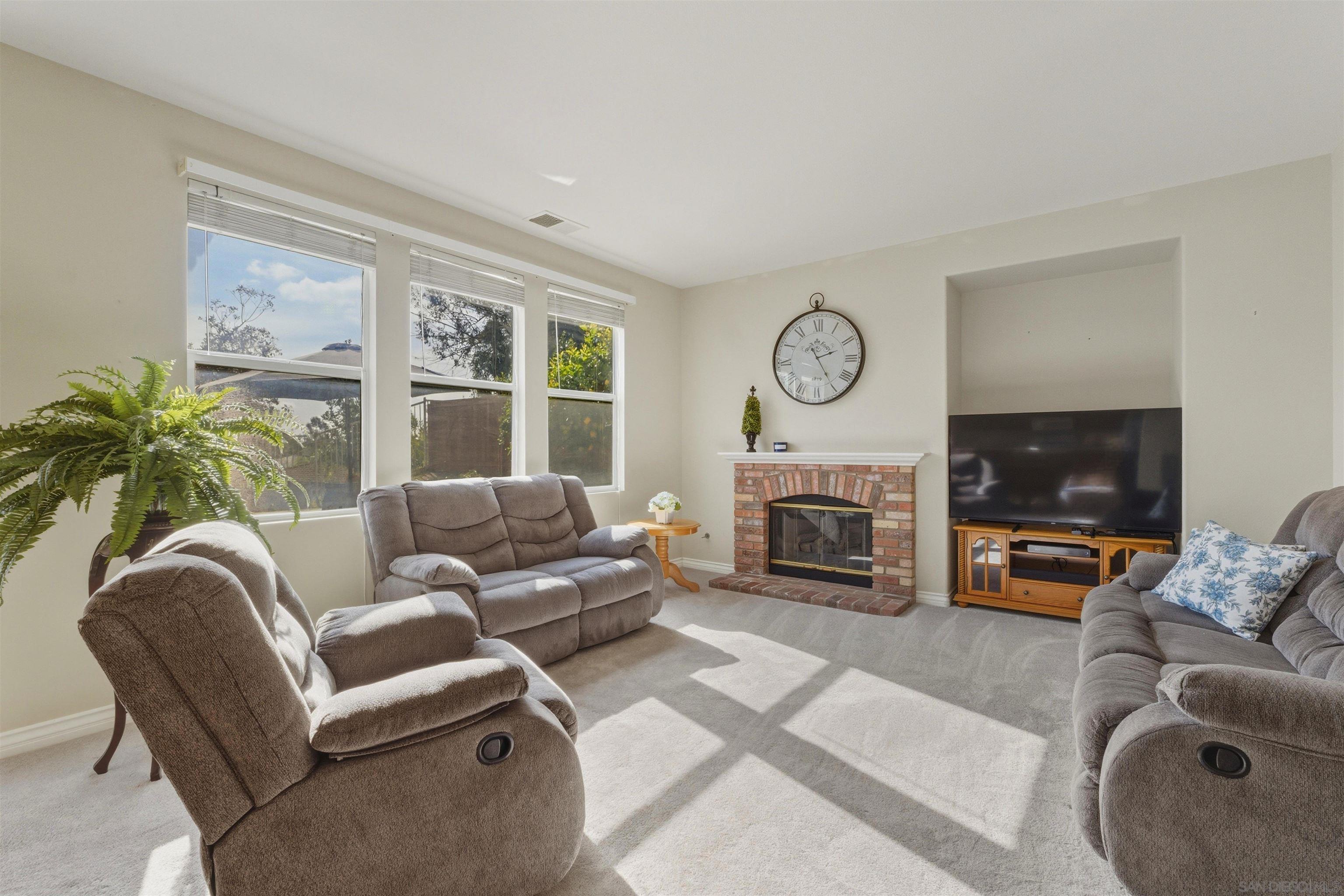 Detail Gallery Image 12 of 31 For 2466  Falcon Valley, Chula Vista,  CA 91914 - 4 Beds | 3 Baths