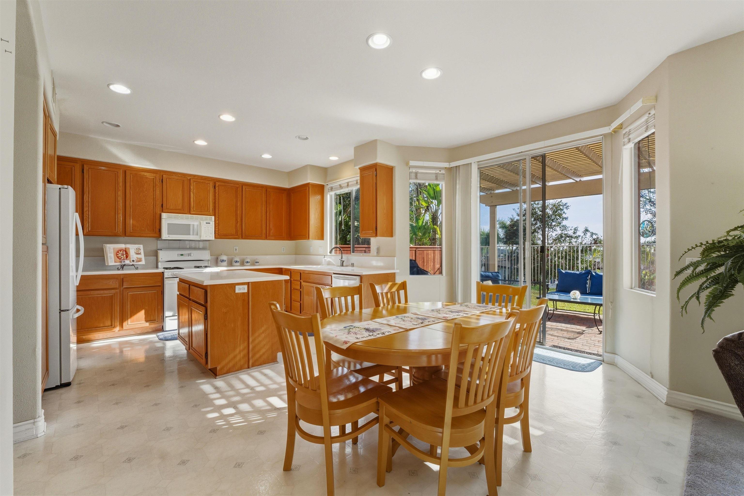 Detail Gallery Image 10 of 31 For 2466  Falcon Valley, Chula Vista,  CA 91914 - 4 Beds | 3 Baths