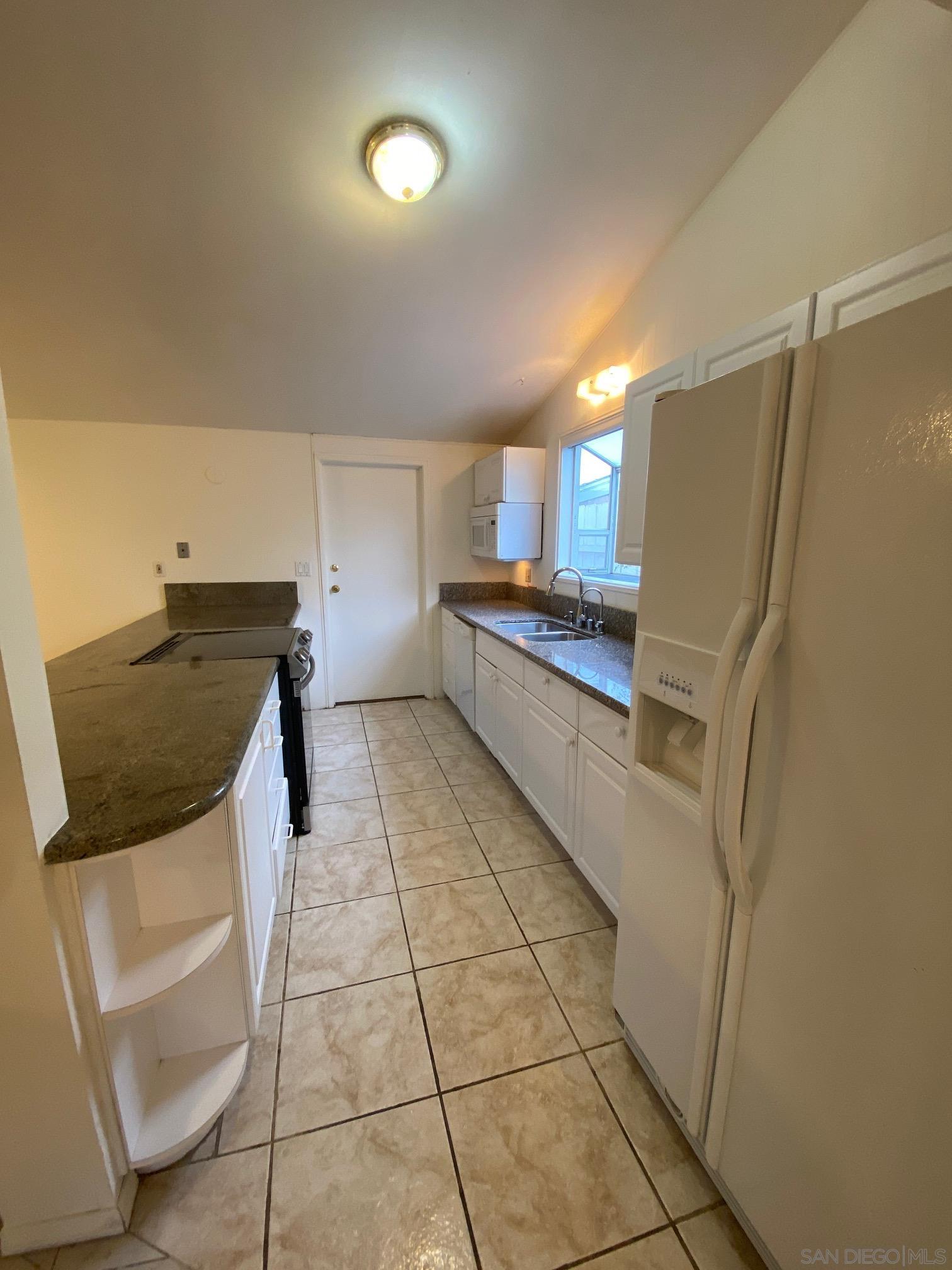 Detail Gallery Image 13 of 33 For 9516  Larrabee Ave, San Diego,  CA 92123 - 4 Beds | 3 Baths