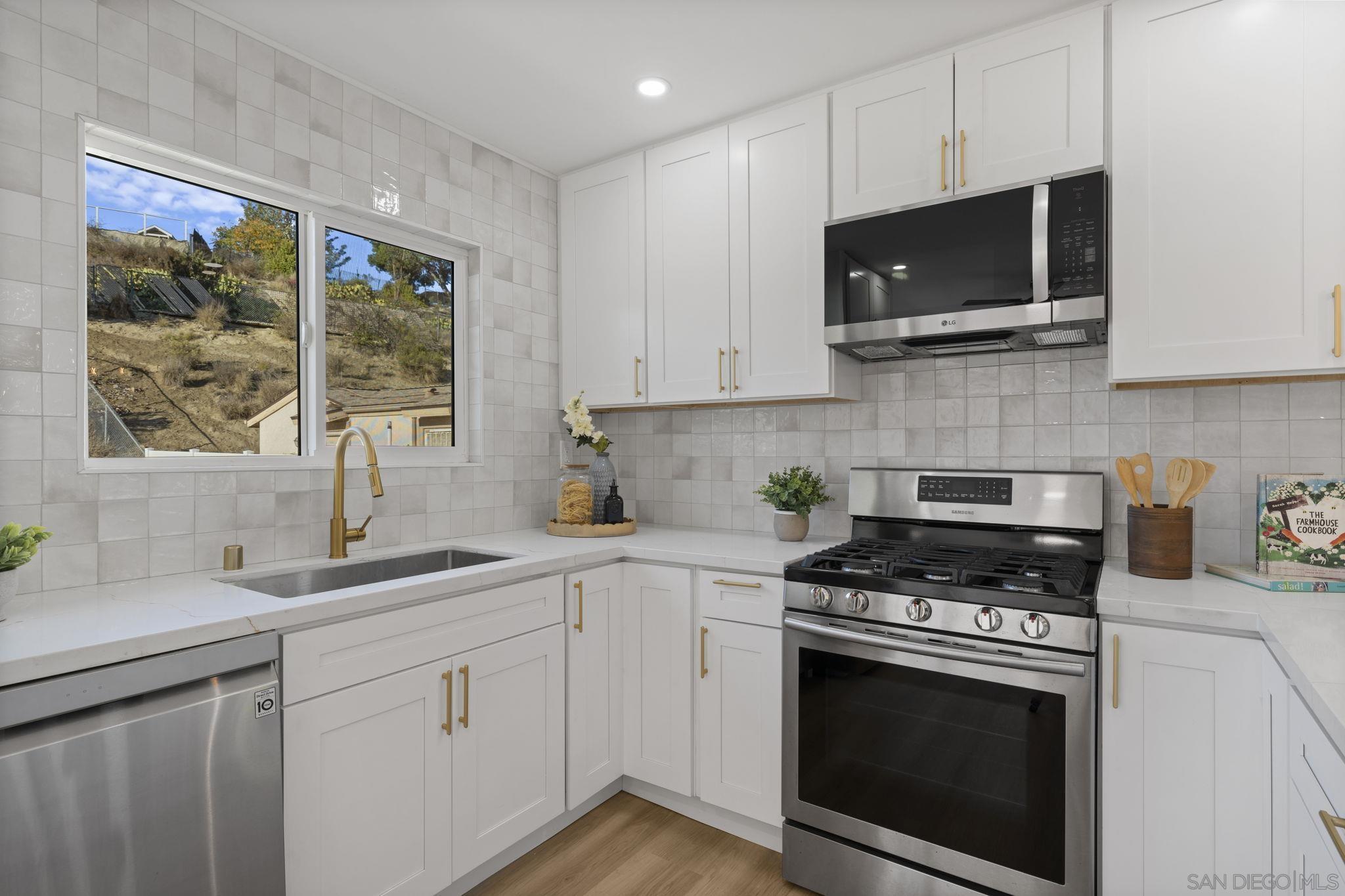 Detail Gallery Image 3 of 15 For 13442  Mountainside Dr, Poway,  CA 92064 - 3 Beds | 2 Baths