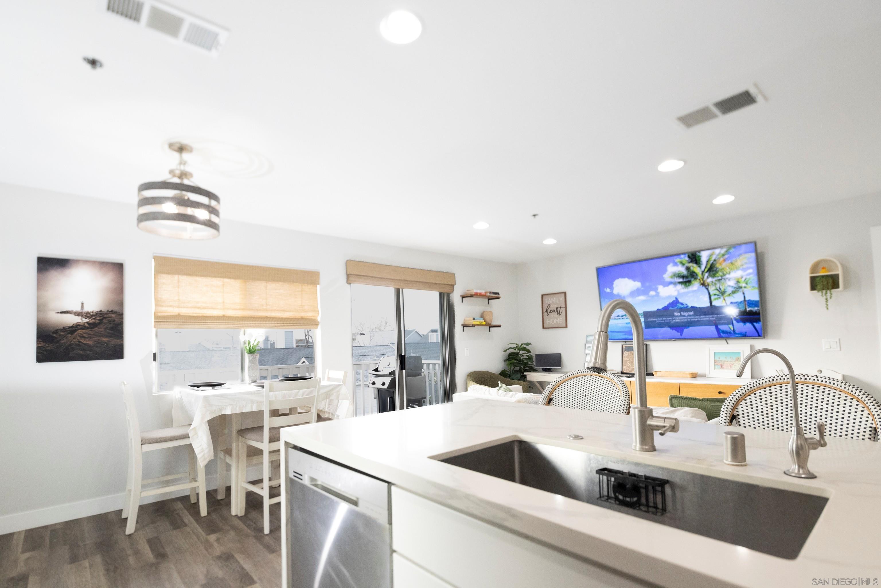 Detail Gallery Image 6 of 16 For 103  Mangano Cir, Encinitas,  CA 92024 - 2 Beds | 2 Baths